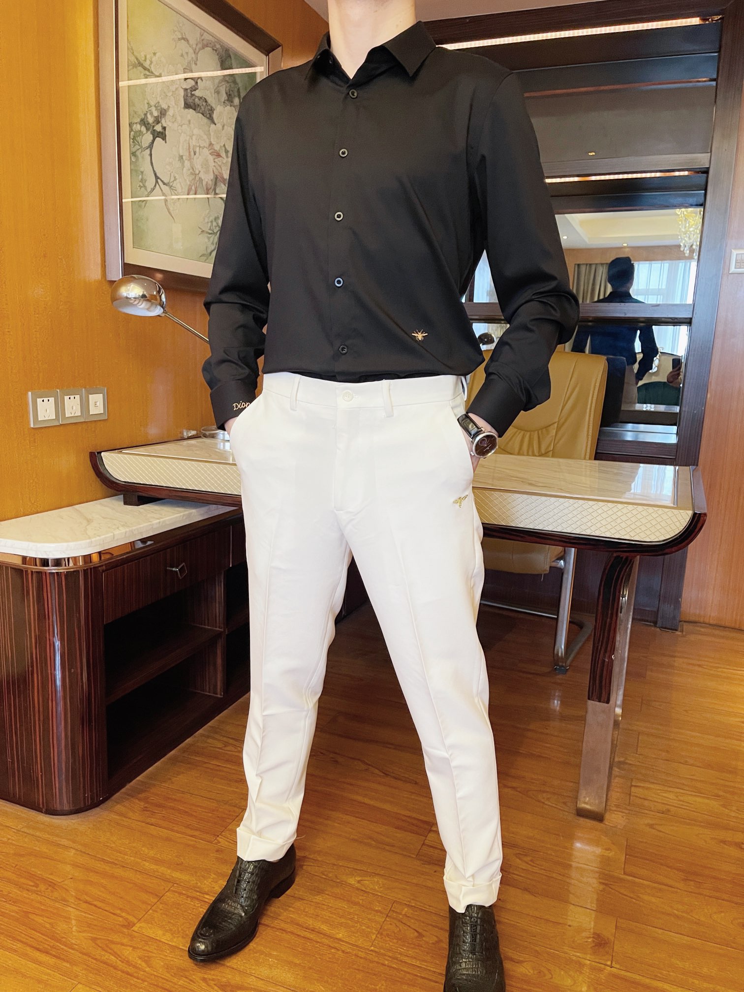 NO:120904,Dior-2025 counter latest hit shirts are shipped, Paris Fashion Week showcase hits!  Selected imported Italian silk cotton fabric with classic bee embroidery design, simple and atmospheric, fashionable and slim, taste choice. Number of codes 48-56 (model 173/130 wears 48 sizes, with Hong Kong Lane Crawford gift box packaging), dior, real silk, alexander wang19860909迪奥-2025专柜最新爆款衬衣出货 巴黎时装周走秀爆款！精选意大利进口真丝棉面料搭配经典小蜜蜂刺绣设计,简约大气 时尚修身 品味之选.码数48-56（模特173/130穿48码,配香港连卡佛礼盒包装）,,dior,real silk,alexander wang,Men's clothing