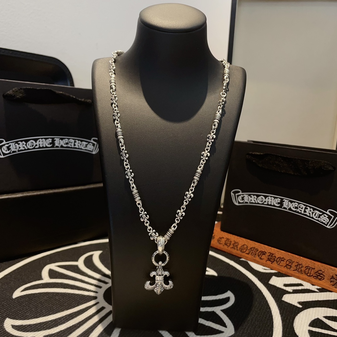 NO:105210,New [Counter Quality] Chrome Hearts Croxin Classic Retro Cross Element Necklace Scout Flower Pendant Different Concave and Convex Scout Flowers Presents Different from Others Cross Scout Flowers are Croxin's ambitions, so they last longer. Genuine version of Chrome Hearts Croxin Difference to the market ordinary light version, match the quality of the version, look at the details of the letter printing, the degree of retro old gray oxygen. Seiko version!  !  !  Pure handmade ~ Authentic model opening must-have fashion and fashion, both men and women can wear it, same style for couples, original official website, rock punk style silver style, retro elements, trendy and versatile!  , jewelry boutique, chrome hearts, chrome hearts, necklace19860909新款【专柜品质】Chrome Hearts克罗心经典复古十字元素项链 童军花吊坠 凹凸造型不同的花纹设计风格 呈现出与众不同 十字架 童军花是克罗心的志 所以更经久不衰 正品打版Chrome Hearts克罗心 区别市场普通轻版 对版对标品质 看字印细节 复古做旧灰氧程度.精工版本！！！ 纯手工打造 ～正品开模潮流时尚必备 男女均可佩戴 情侣同款 官网原版 摇滚朋克泰银风格 复古元素 潮流百搭！,饰品精品,chrome hearts,chrome hearts,necklace,Jewelry