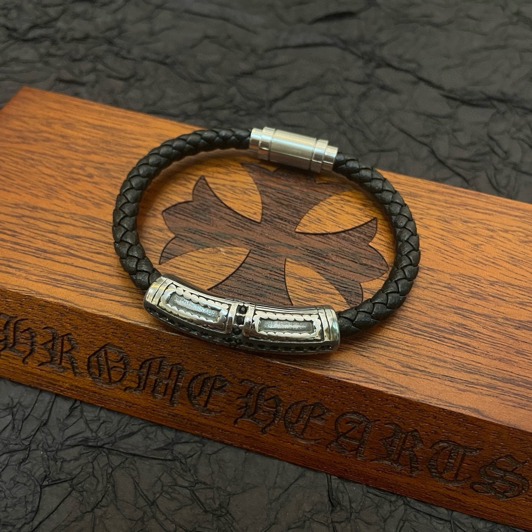 NO:105212,[Counter Quality] Chrome Hearts Croxin Classic retro cross leather rope bracelet The pattern design style with different concave and convex shapes is unique. Cross Scout flowers are Croxin's logo, so they last longer. The authentic version Ch is different from the market ordinary light version. The version is benchmarked against the quality. Look at the details of the letter printing. The degree of retro old gray oxygen. Seiko version!  , jewelry boutique, chrome hearts, chrome hearts, bracelet19860909【专柜品质】Chrome Hearts克罗心 经典复古十字架皮绳手镯 凹凸造型不同的花纹设计风格呈现出与众不同 十字架童军花是克罗心的标志 所以更经久不衰 正品打版Ch区别市场普通轻版 对版对标品质 看字印细节 复古做旧灰氧程度.精工版本！,饰品精品,chrome hearts,chrome hearts,bracelet,Jewelry