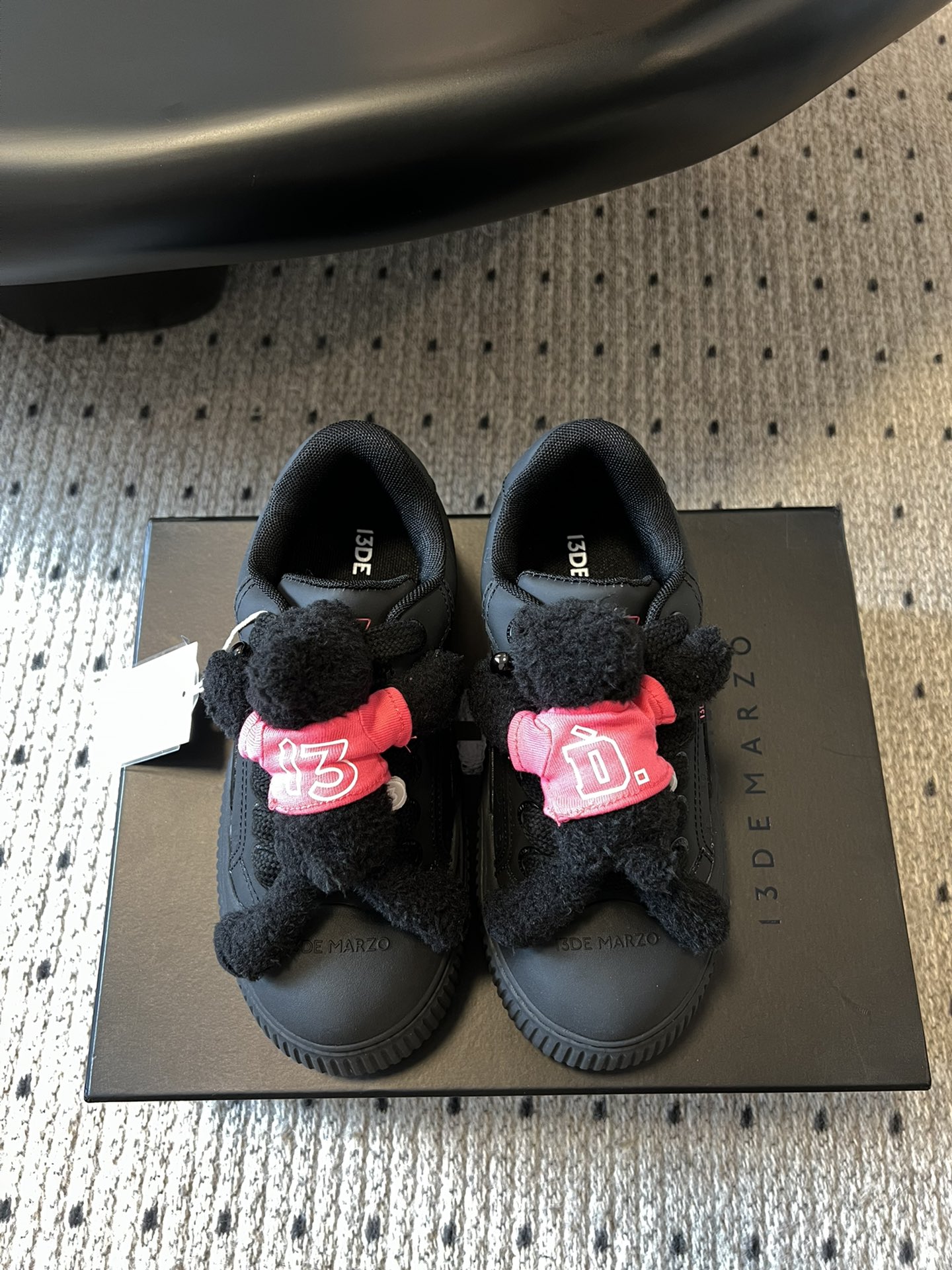 NO:237632,Top version: 13DEMARZO and Wang Hedi brand joint 25/New model Three-dimensional dolls Dissolved shoes Casual shoes Three-dimensional bear dolls Dissolved shoes This pair of shoes adopts a unique dissolving design, making every step full of fun The three-dimensional design of the bear doll makes this pair of shoes stand out from the crowd and become the most beautiful on the street. The foamed big-toe sole is soft and cute. Super light. A must-have artifact for beauty. Original custom cowhide, inner lining, original breathable Monica mesh, heel height 4cm, original open mold rubber sole, Size#35-40 (40 custom made, no return or exchange), casual shoes/sneakers, cowhide19860909顶级版本:13DEMARZO和王鹤棣品牌联名 25/新款 立体玩偶 溶解鞋 休闲鞋 立体小熊玩偶溶解鞋 这双鞋采用独特溶解设计 让每一步都充满趣味 小熊玩偶的立体设计 让这双鞋在人群中脱颖而出 成为街头最靓的崽 发泡大头鞋底软萌可爱 超级轻盈 美女必备神器 鞋面原版定制牛皮 内里原版透气莫尼卡网纱 跟高4cm 鞋底原版开模橡胶大底 Size#35-40（40定做不退换）,休闲鞋/运动鞋,sneakers,cowhide,Women's Shoes