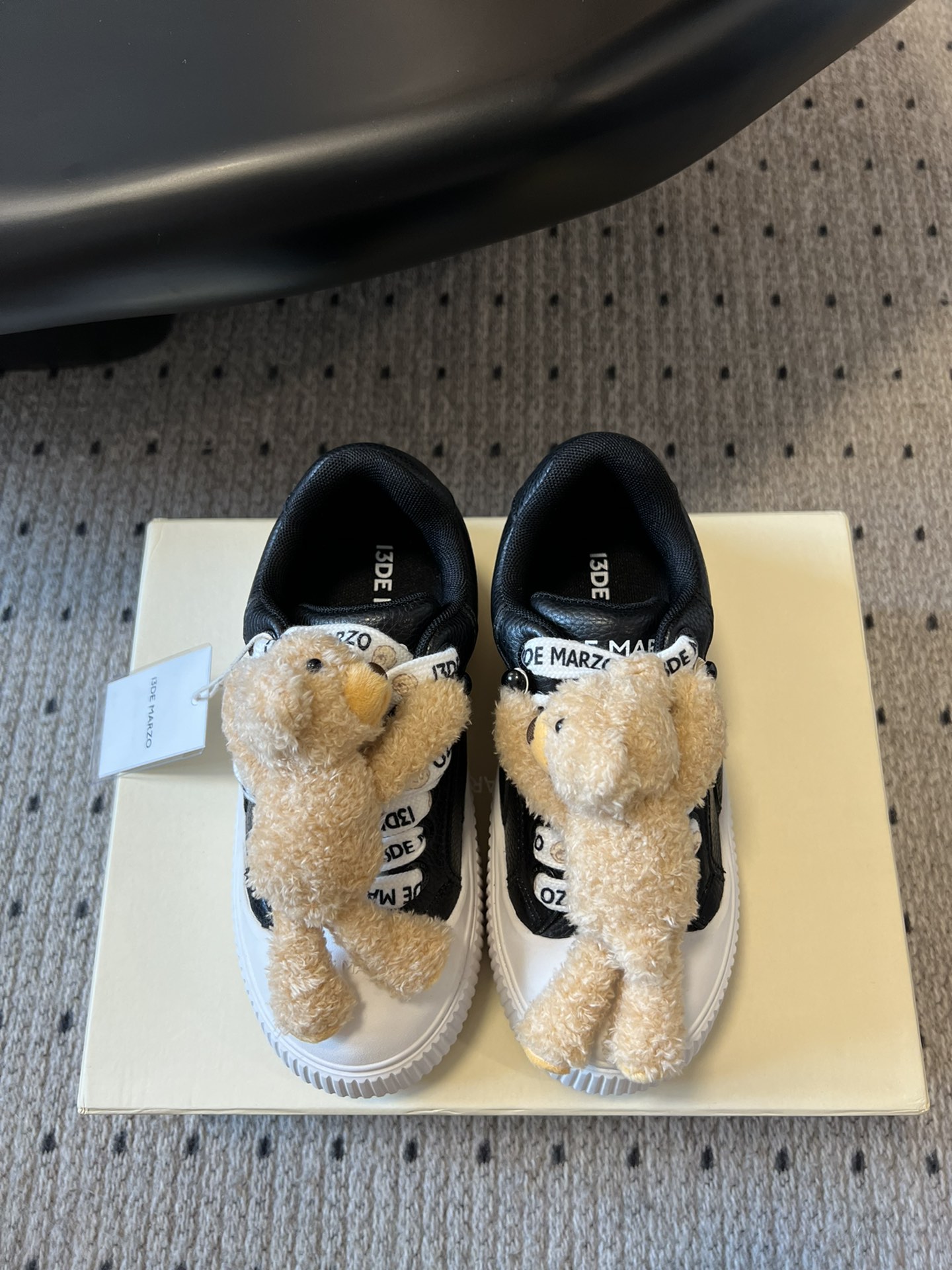 NO:237636,Top version: 13DEMARZO 25/New Three-dimensional dolls Dissolved shoes Casual shoes Three-dimensional bear dolls Dissolved shoes This pair of shoes adopts a unique dissolving design, making every step full of fun. The three-dimensional design of the little bear doll makes this pair of shoes stand out from the crowd and become the most beautiful on the street. The foamed big-toe sole is soft and cute. Super light. A must-have artifact for beauty. The upper is original custom cowhide. The inner lining is original breathable Monica mesh. Heel height 4cm. The sole is original open molded rubber outsole. Size#35-40 (40 custom made without return or exchange), casual shoes/sneakers, cowhide19860909顶级版本:13DEMARZO 25/新款 立体玩偶 溶解鞋 休闲鞋 立体小熊玩偶溶解鞋 这双鞋采用独特溶解设计 让每一步都充满趣味 小熊玩偶的立体设计 让这双鞋在人群中脱颖而出 成为街头最靓的崽 发泡大头鞋底软萌可爱 超级轻盈 美女必备神器 鞋面原版定制牛皮 内里原版透气莫尼卡网纱 跟高4cm 鞋底原版开模橡胶大底 Size#35-40（40定做不退换）,休闲鞋/运动鞋,sneakers,cowhide,Women's Shoes