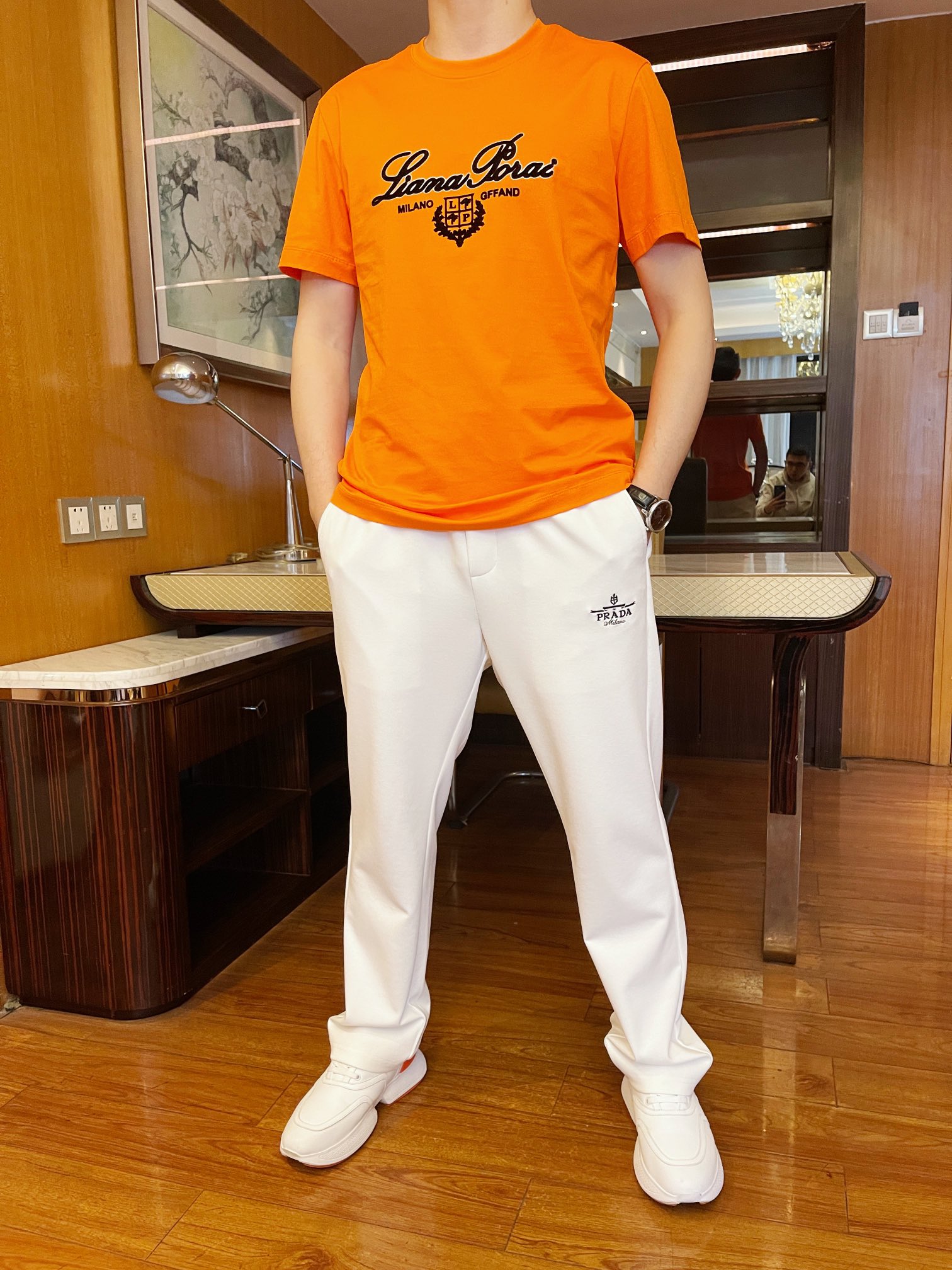 NO:120908,LP-2025 counter latest hot T-shirt shipment, hot-selling items in European and American counters!  Selected Italian imported mercerized cotton fabrics with the latest designs, the unique brand logo on the chest highlights the fashion, and the upper body effect can be seen. Number of codes 48-56 (model 173/130 wears 48 with Hong Kong Lane Crawford gift box packaging), loro piano, tees, t-shirt, alexander wang19860909LP-2025专柜最新爆款t恤出货 欧美专柜热销单品！精选意大利进口丝光棉面料搭配最新的设计,胸前的独特品牌logo彰显时尚 上身效果看得见.码数48-56（模特173/130穿48配香港连卡佛礼盒包装）,,loro piana,tees，t-shirt,alexander wang,Men's clothing