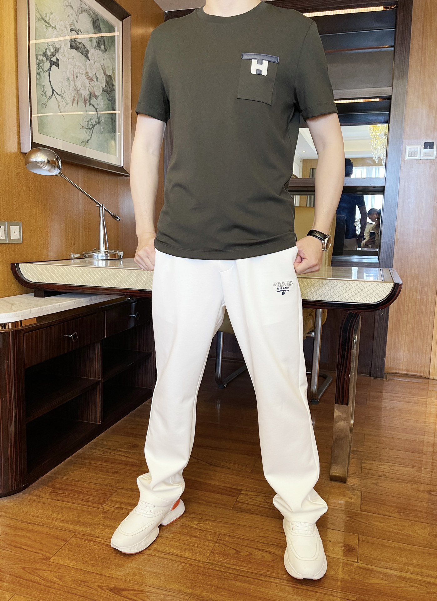 NO:120914,Hermes - the latest hot T-shirts in 2025 counters are shipped, and hot-selling items in European and American counters!  Selected Italian imported recycled fiber fabrics with fashionable designs, the exquisite H logo on the chest highlights the charm You are definitely worthy of having. Number 48-56 (model/130 wear 48, with Hong Kong Lane Crawford gift box packaging), hermes,tees, t-shirt, alexander wang19860909爱马仕-2025专柜最新爆款T恤出货 欧美专柜热销单品！精选意大利进口再生纤维面料搭配时尚的设计,胸前精致的H标志彰显韵味 您绝对值得拥有.码数48-56（模特/130穿48,配香港连卡佛礼盒包装）,,hermes,tees，t-shirt,alexander wang,Men's clothing