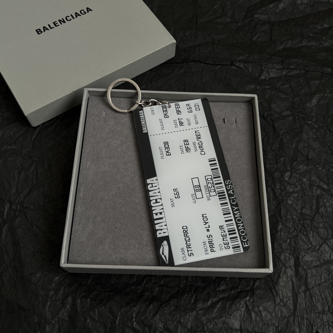 The Parisian Balenciaga passport card, key buttons, simple, generous, gold-filled clothes - 图片 3