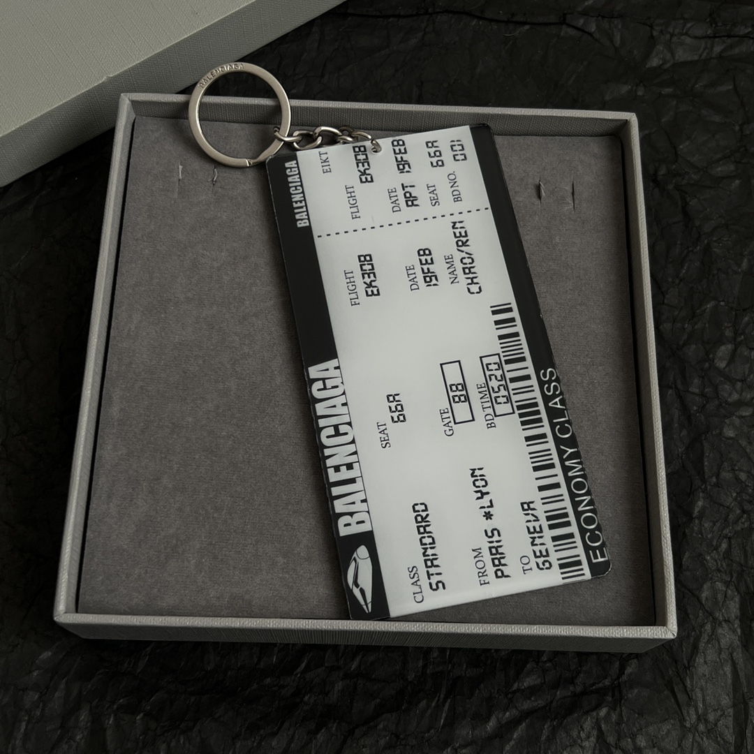 The Parisian Balenciaga passport card, key buttons, simple, generous, gold-filled clothes - 图片 5