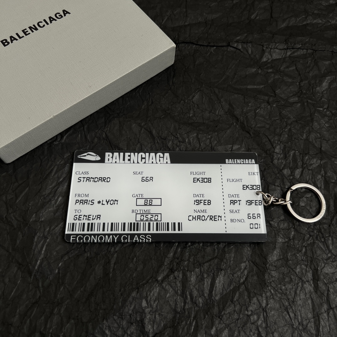 The Parisian Balenciaga passport card, key buttons, simple, generous, gold-filled clothes - 图片 4