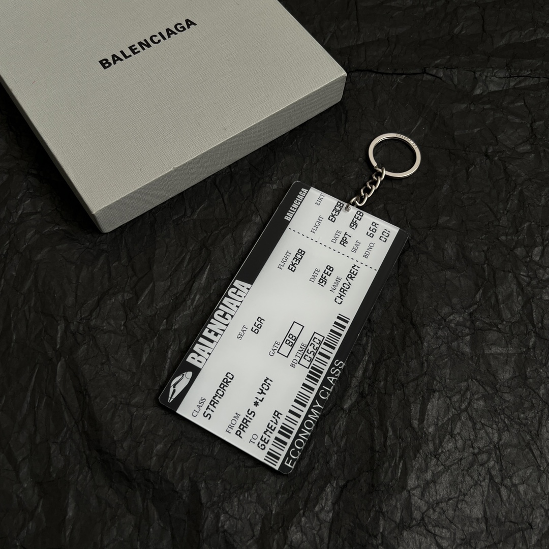 The Parisian Balenciaga passport card, key buttons, simple, generous, gold-filled clothes - 图片 1