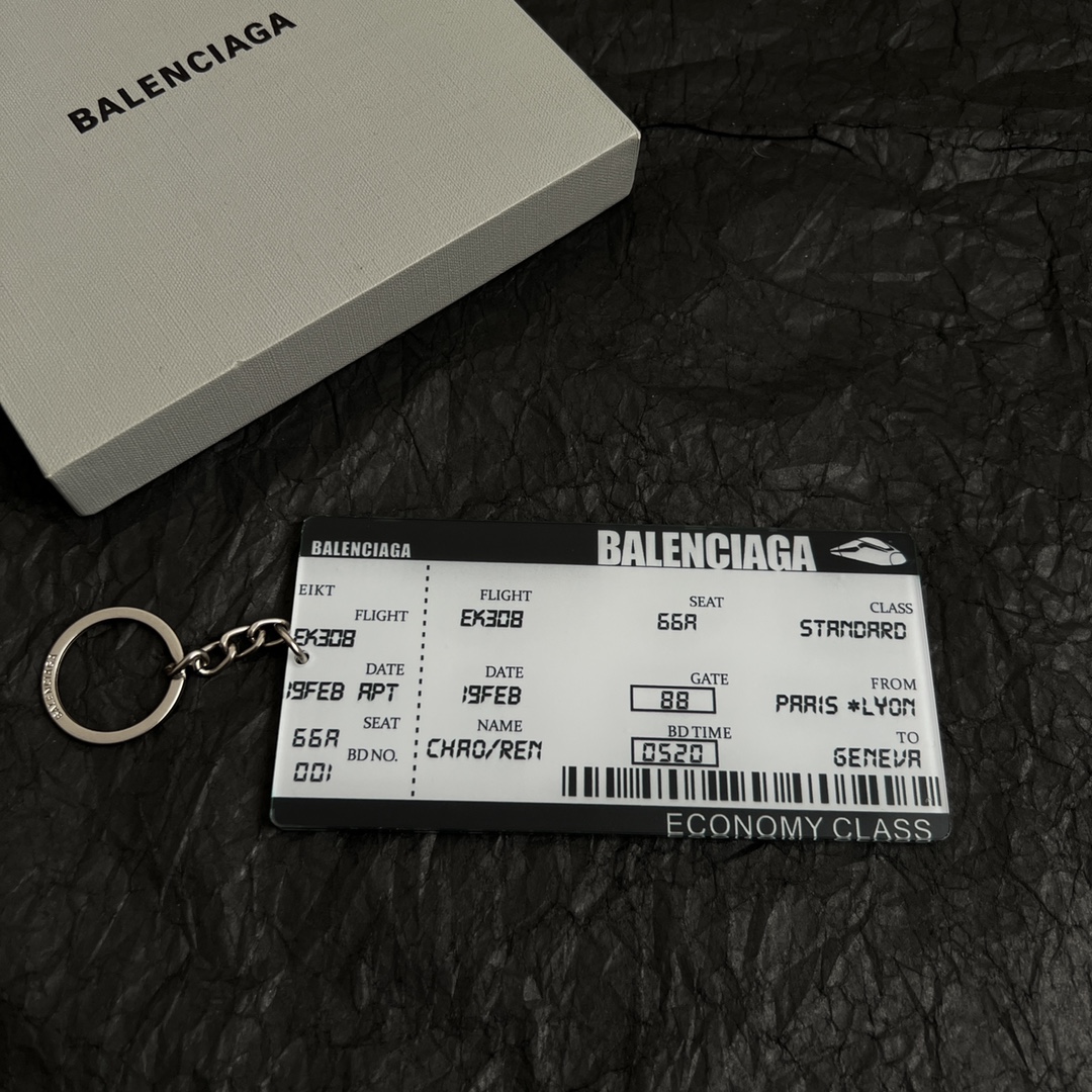 The Parisian Balenciaga passport card, key buttons, simple, generous, gold-filled clothes - 图片 2