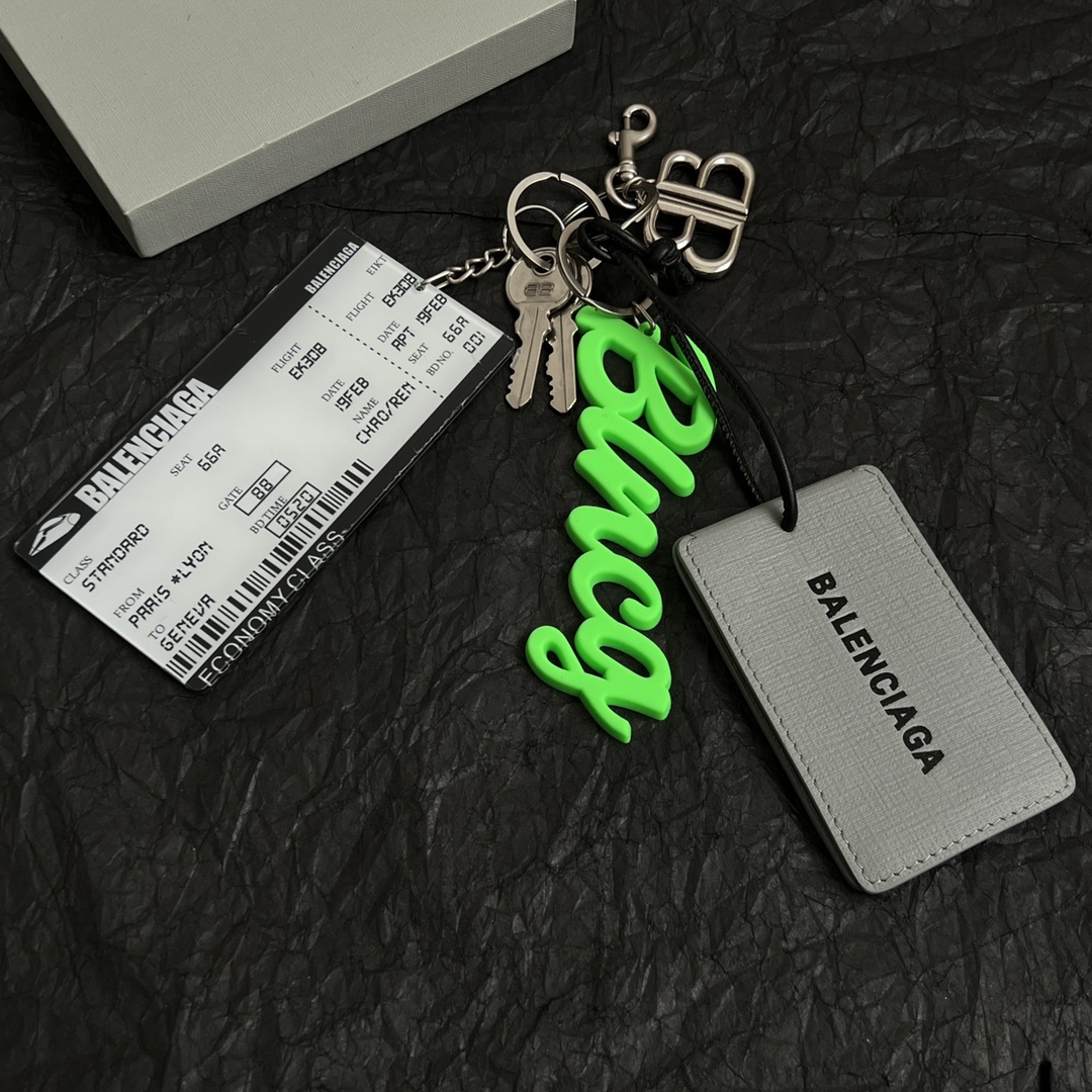 Parisian Balenciaga Passport Card: Elegant, Simple, Gold-Filled Key Buttons for Stylish Wardrobe - 图片 4