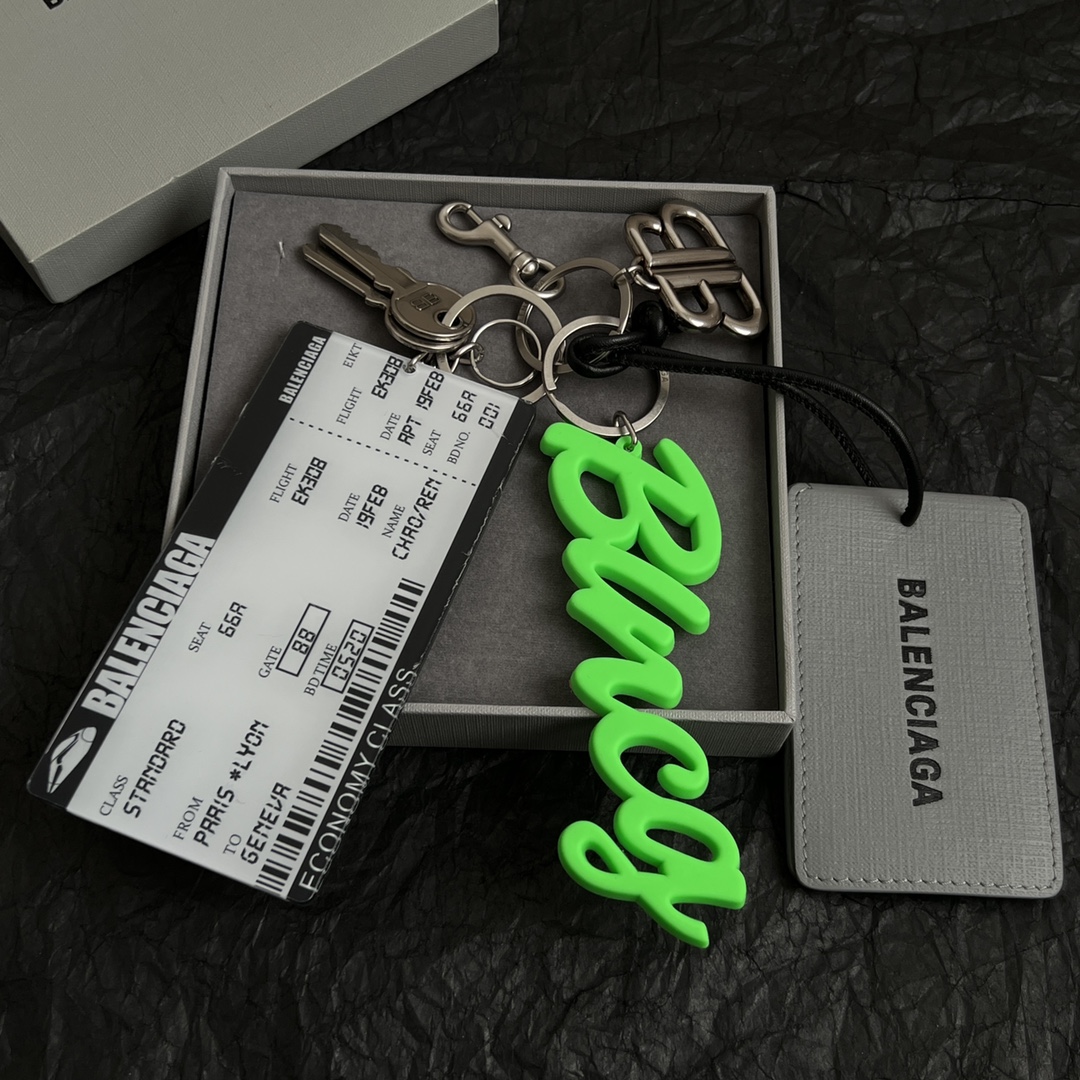 Parisian Balenciaga Passport Card: Elegant, Simple, Gold-Filled Key Buttons for Stylish Wardrobe - 图片 5