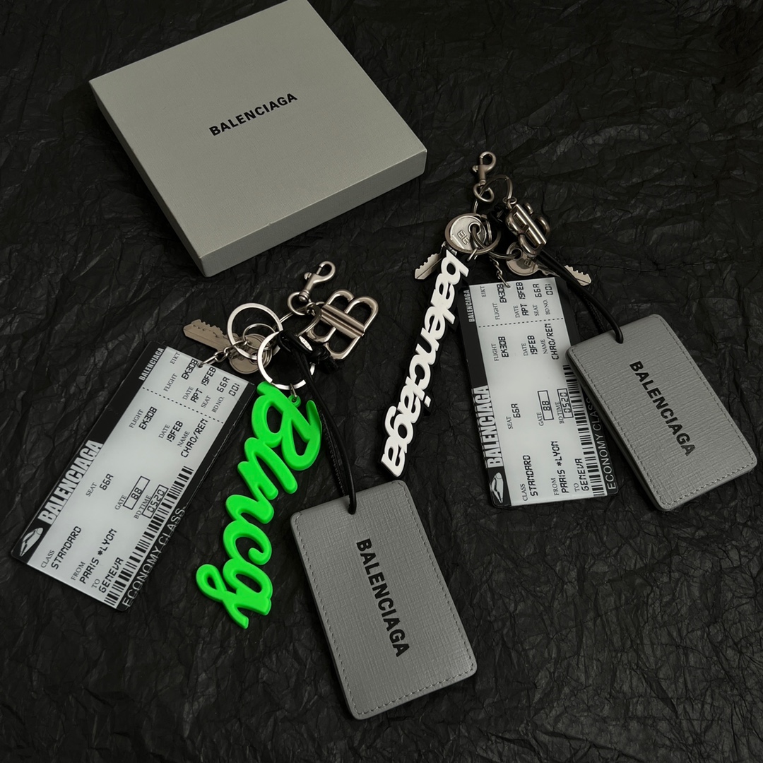 Parisian Balenciaga Passport Card: Elegant, Simple, Gold-Filled Key Buttons for Stylish Wardrobe - 图片 3