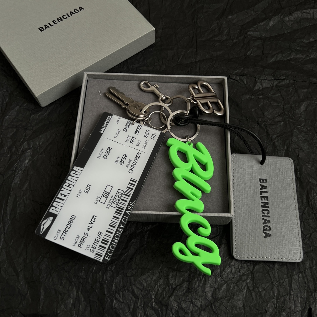 Parisian Balenciaga Passport Card: Elegant, Simple, Gold-Filled Key Buttons for Stylish Wardrobe - 图片 2