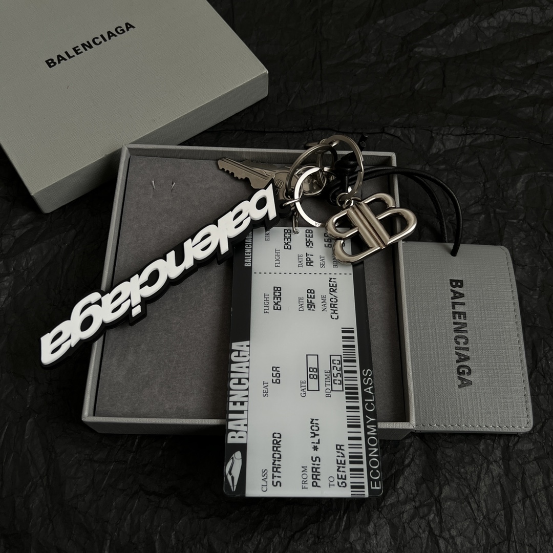 Parisian Balenciaga Passport Card Collection: Simple, Generous, Gold-Filled Key Buttons (294 Pieces) - 图片 2