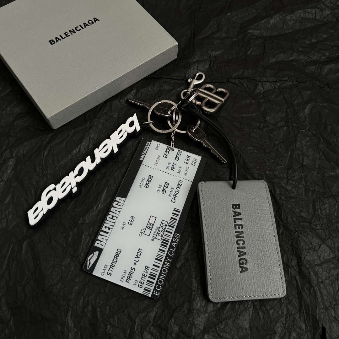 Parisian Balenciaga Passport Card Collection: Simple, Generous, Gold-Filled Key Buttons (294 Pieces) - 图片 1