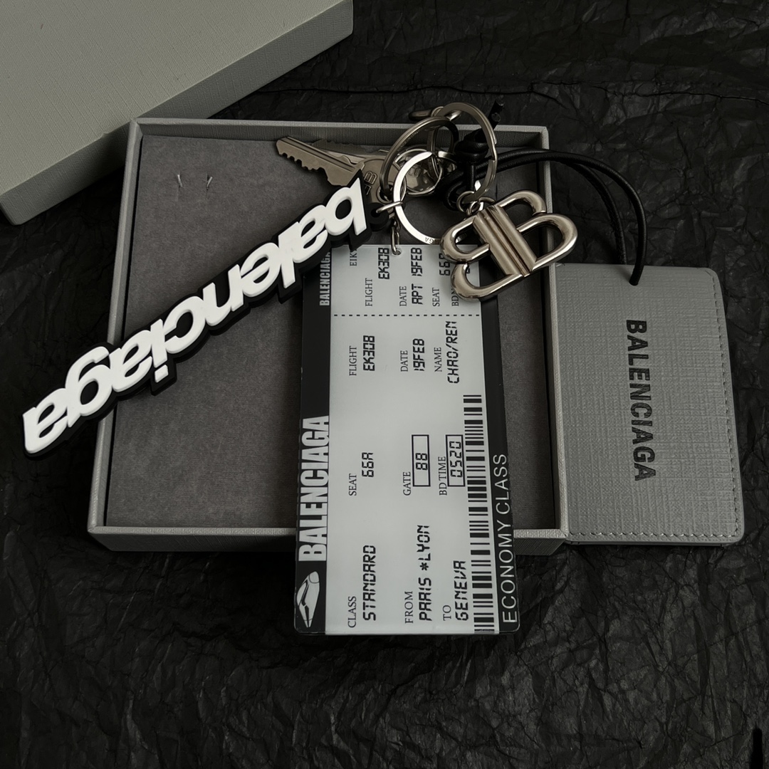 Parisian Balenciaga Passport Card Collection: Simple, Generous, Gold-Filled Key Buttons (294 Pieces) - 图片 5