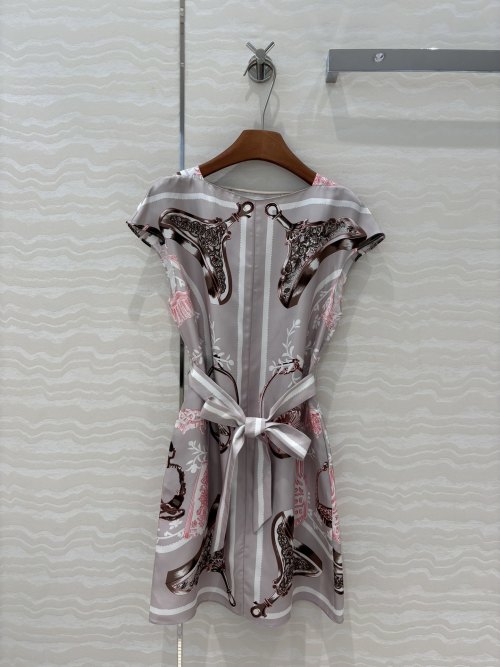 Elegant Silk Dress with Horsebit Print, Ribbon Belt - Perfect for Any Occasion 1 Elegant Silk Dress with Horsebit Print, Ribbon Belt - Perfect for Any Occasion