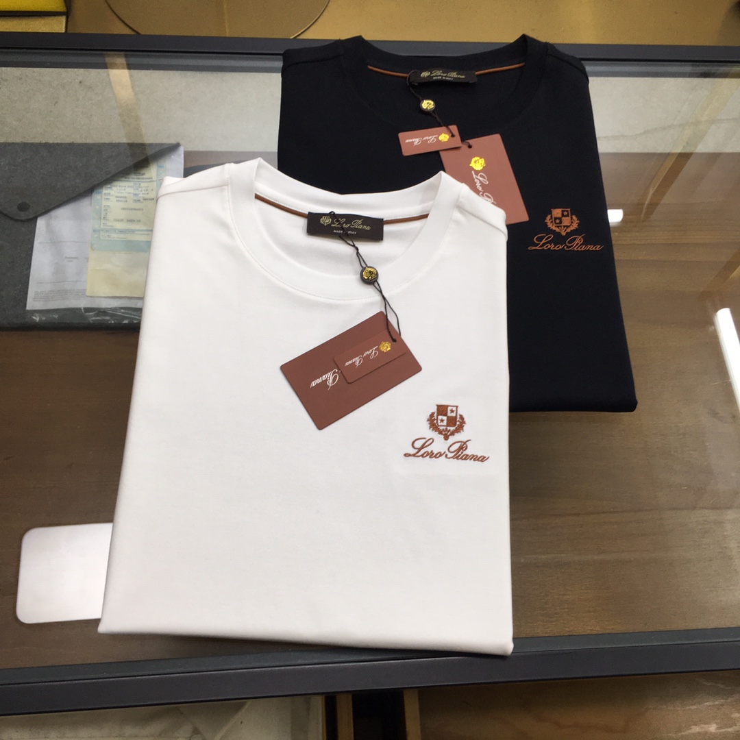 NO:501111,New product [LP...] The latest short-sleeved round-neck T-shirt in the first counter in spring and summer, high-end customization, avant-garde and fashionable design!  Brand logo heavy craft design, high-end customized mercerated cloud cotton fabric, soft feel, comfortable to wear, exquisite counter-level car line, fine workmanship, invincible and handsome upper body effect!  A must-have item for handsome men!  Color black, white Number M-3XL, loro piana, T-shirt,tees, t-shirt,alexander wang19860909新品【LP...】 春夏首发专柜最新款短袖圆领T恤 高端订制 设计前卫时尚！品牌logo重工艺设计 高端定制丝光云朵棉面料.手感柔软.穿着舒适.专柜级别精致车线.做工精细.上身效果无敌帅气！型男必备单品！ 颜色黑色,白色 码数M-3XL,,loro piana,T-shirt,tees，t-shirt,alexander wang,Men's clothing