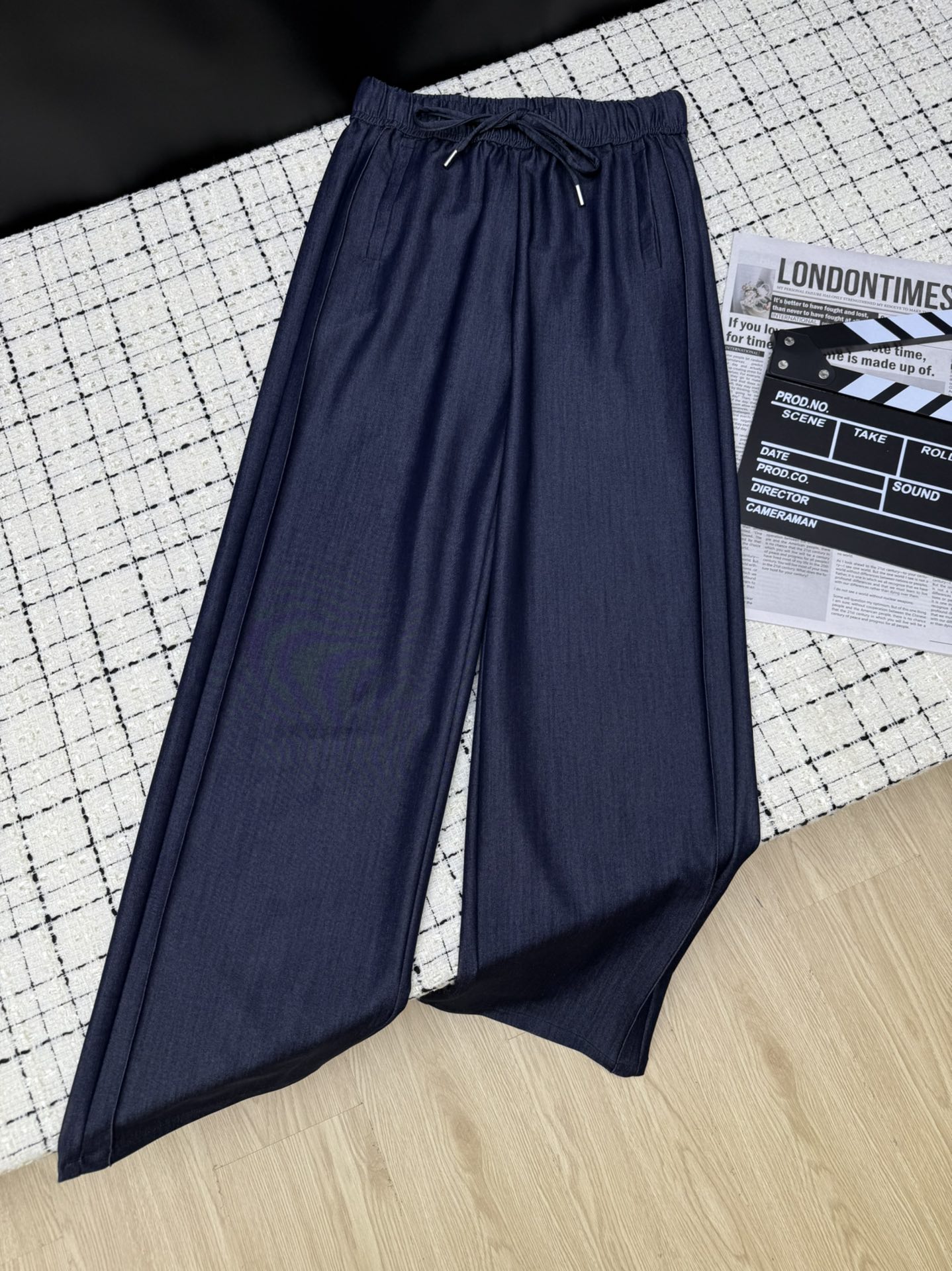 NO:327327,Prad*25 summer new style, casual and lazy, back pocket triangle label casual pants, Tensi denim fabric, very weighty, very recognizable triangle label embellishment, the pants are really great, cover the hips and make it look slim, loose straight style, small ones can easily control, all kinds of combinations look good, daily and casual and fashionable, one-color SMLXL, prada, alexander wang19860909Prad*25夏季新款 休闲慵懒 后袋三角标休闲裤 天丝牛仔面料 很有份量感 很有辨识度的三角标点缀 裤型真的很棒 遮胯又显瘦 宽松直筒版型 小个子也能轻松驾驭 各种搭配都好看 日常又休闲时髦 一色SMLXL,,prada,alexander wang,Women's clothing