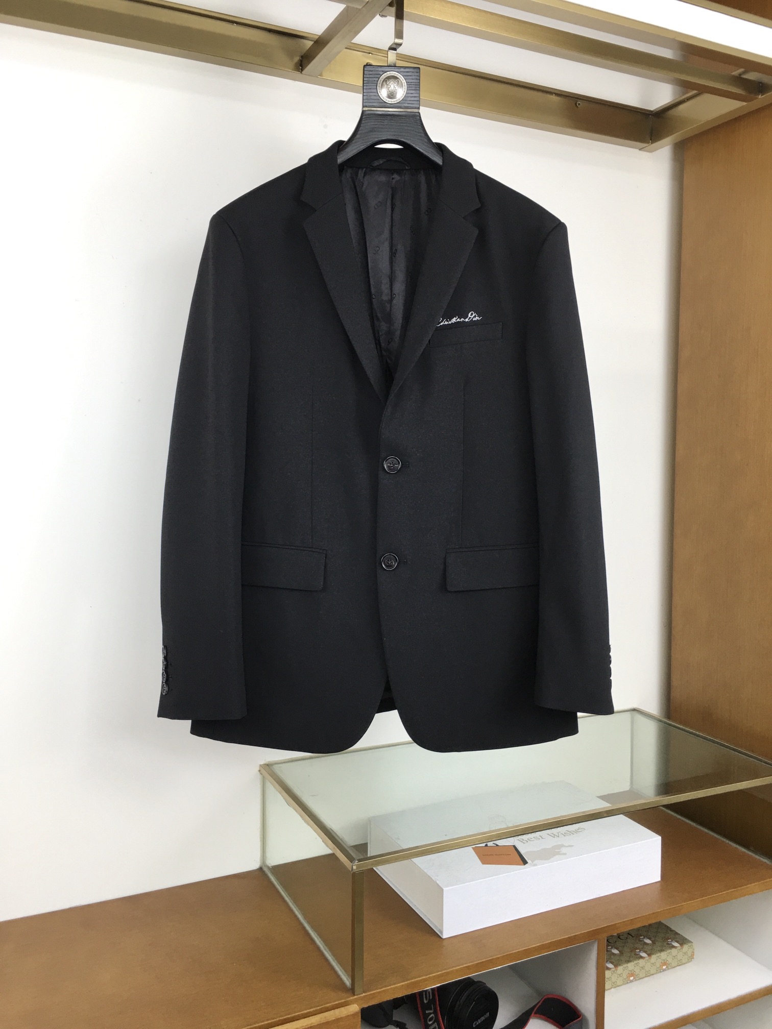 NO:624121,[New arrival single suit] [Dio..r] D's high-end product, men's fashion style wool single suit jacket! It adopts high-end ergonomics combined with three-dimensional tailoring to make it more comfortable to wear freely and show a straight figure. The fabrics are imported from VBC Vidal and Merino wool raw materials imported from Australia. The wool blended fabric feels soft, delicate and smooth, with clear texture, elegant luster, excellent wrinkle resistance and shape retention, high strength and elastic recovery ability, anti-wrinkle, no ironing, no lint, anti-static and anti-pilling functions. The buttons are selected from natural horn buttons, with natural lines and rare textures. Each button is unique. Design elements This wool singlet is a new product of the 2024 autumn men's wear series. Exquisite tailoring is the essence of the exquisite craftsmanship of the Di*r workshop and the core of Di*r's heritage. This singlet is carefully made of wool blending and has a comfortable fit, with a notch lapel and Christian D*or on the chest. The embroidery highlights the D family's signature and is made of heavy Indian silk. It is a soul-like embellishment that highlights the brand's characteristics. The overall shape is clean and neat, and the upper body can easily highlight the temperament and fashion sense. It is both capable and handsome but also casual and comfortable! It is highly mixable, suitable for both commuting and leisure, elegant and harmonious, and has no age limit. It can interpret various styles. It is a fashionable item with a high degree of control. It can support the entire appearance in the matching season, and the upper body is full of temperament! A modern wardrobe classic that can be paired with an elegant shirt for a classic look or paired with a knitted sweater, both look great! Color: black! Size 48-56, size 50, shoulder width 46, bust 104, sleeve length 62.5, clothing length 71, dior, dior, jackets & coats, shirts, alexander wang19860909【新品单西】【Dio..r】 D家高端臻品,男士时装款羊毛单西外套！ 采用高端的人体工学结合立体裁剪的版型,使穿着自由运动更具舒适性,尽显笔挺身材. 面料甄选VBC维达来進口羊毛料,澳洲進口的美利奴羊毛原料,羊毛混纺面料手感柔软细腻爽滑,肌理清晰,具有典雅的光泽,抗皱性和保形性极好,具有较高的强度与弹性恢复能力,抗皱免烫、不粘毛、 抗静电和抗起球的功能. 纽扣甄选天然的牛角扣,带有天然的纹路,百里挑一的稀缺纹理,每一颗纽扣都是独一无二的. 设计元素这款羊毛单西是二零二四秋季男装系列新品,考究的剪裁是 Di*r 工坊精湛工艺的精髓所在,也是 Di*r 传承的核心.这款单西采用羊毛混纺精心制作,舒适版型,搭配平驳领和胸前饰以 Christian D*or 刺绣,突显D家的签名,以重磅印度丝打造而成,属于灵魂式的点缀,凸显了品牌特质,整体的造型干净利落,上身极易凸显气质和时髦感,即干练帅气亦随性惬意！ 混搭性极高,通勤亦休闲,亦庄亦谐,无年龄层次限定,可以诠释各种造型风格,属于驾驭度极高的时髦单品,在搭配季可以撑起整个颜值担当,上身满满的气质感！现代衣橱经典单品,可与优雅的衬衫搭配,打造经典造型,亦可与针织衫搭配,都非常出彩！ 颜色:黑色！ 尺码48-56 50码 肩宽46 胸围104 袖长62.5 衣长71,,dior,dior,jackets & coats,shirts,alexander wang,Men's clothing