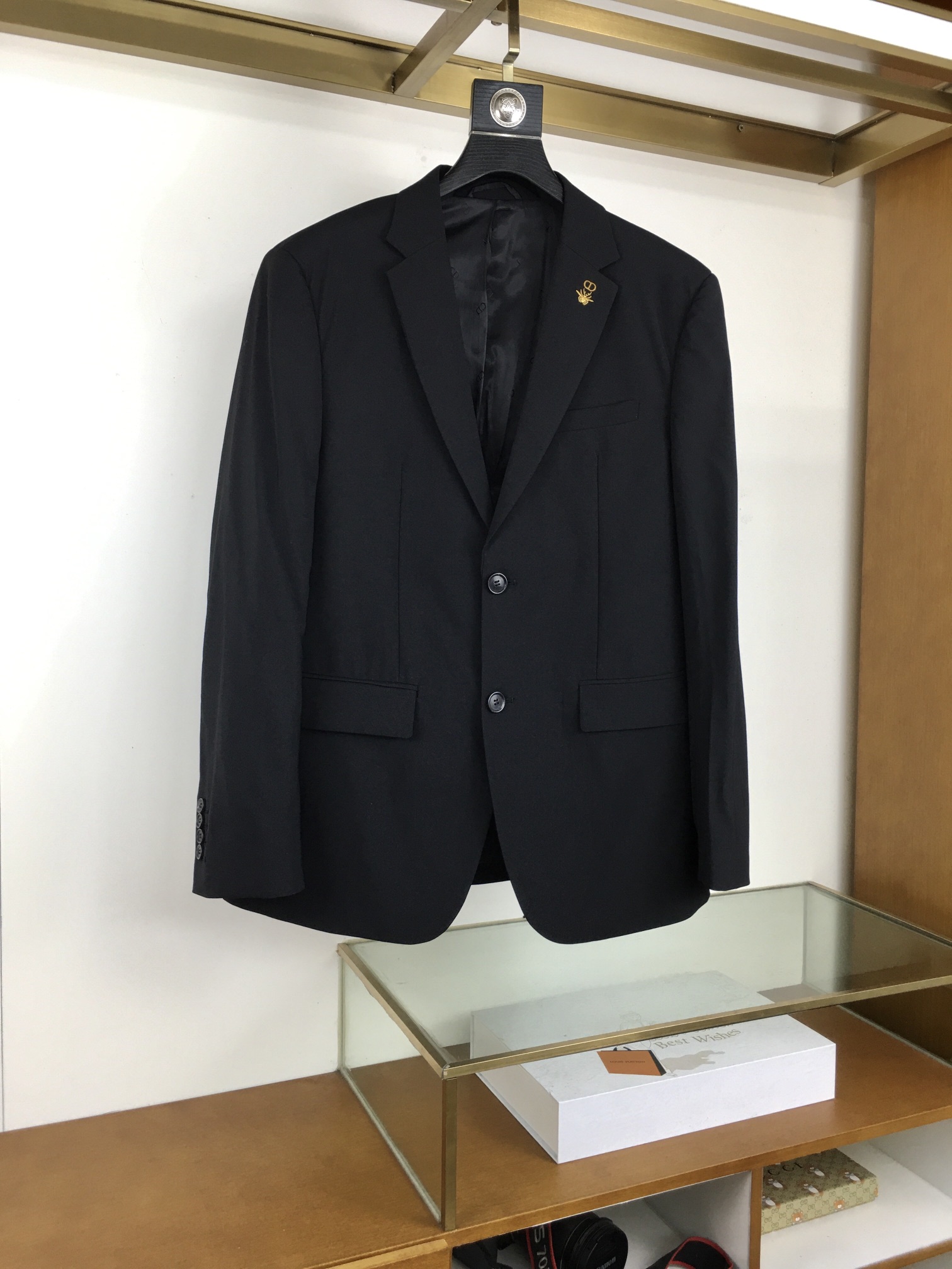 NO:624130,[New arrival single suit] [Dio..r] D's high-end product, men's fashion style wool single suit jacket! It adopts high-end ergonomics combined with three-dimensional tailoring to make it more comfortable to wear freely and show a straight figure. The fabrics are imported from VBC Vidal and Merino wool raw materials imported from Australia. The wool blended fabric feels soft, delicate and smooth, with clear texture, elegant luster, excellent wrinkle resistance and shape retention, high strength and elastic recovery ability, anti-wrinkle, no ironing, no lint, anti-static and anti-pilling functions. The buttons are selected from natural horn buttons, with natural lines and rare textures. Each button is unique. Design elements The Di*r Icons series highlights Di*r in an elegant and casual style. The exquisite craftsmanship and fine traditions inject modern style into the aesthetic design of the two-button single suit. It is carefully made of black sheep wool plain fabric, and the notched lapel collar is decorated with classic logo embroidery and is made of heavy Indian silk. It is a soul-like embellishment that highlights the brand. Characteristics. A classic piece of modern wardrobe, it can be paired with an elegant shirt to create a classic look, or it can be paired with a knitted sweater to create a more casual look. The upper body is full of temperament, elegant and capable, has both style and style, and is a casual suit jacket that is extremely versatile and practical! Size 48-56, size 50, shoulder width 46, bust 104, sleeve length 62.5, dress length 71, dior, dior, jackets & coats, shirts, business suit, alexander wang19860909【新品单西】【Dio..r】 D家高端臻品,男士时装款羊毛单西外套！ 采用高端的人体工学结合立体裁剪的版型,使穿着自由运动更具舒适性,尽显笔挺身材. 面料甄选VBC维达来進口羊毛料,澳洲進口的美利奴羊毛原料,羊毛混纺面料手感柔软细腻爽滑,肌理清晰,具有典雅的光泽,抗皱性和保形性极好,具有较高的强度与弹性恢复能力,抗皱免烫、不粘毛、 抗静电和抗起球的功能. 纽扣甄选天然的牛角扣,带有天然的纹路,百里挑一的稀缺纹理,每一颗纽扣都是独一无二的. 设计元素Di*r Icons 系列以优雅随意的风格彰显 Di*r 的精湛工艺和优良传统.为两纽扣单西的美学设计注入现代风格.采用黑色绵羊毛平纹面料精心制作,平驳领搭配饰以经典标志刺绣体以重磅印度丝打造而成,属于灵魂式的点缀,凸显了品牌特质.现代衣橱经典单品,可与优雅的衬衫搭配,打造经典造型,亦可与针织衫搭配,打造更加休闲的造型.上身满满的气质感,优雅且干练,型格兼具,百搭实穿性极好的一款休闲西装外套！ 尺码48-56 50码 肩宽46 胸围104 袖长62.5 衣长71,,dior,dior,jackets & coats,shirts,business suit,alexander wang,Men's clothing