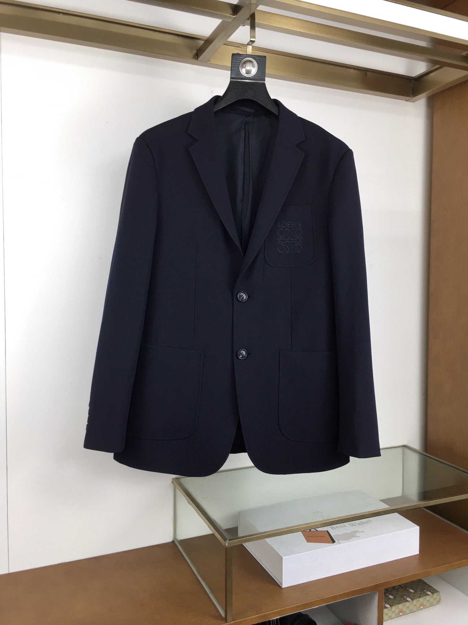 NO:624133,[New arrival single suit] [LO*WE/罗*伟] 25 high-end products, men’s fashion style wool single suit jacket! It adopts high-end ergonomics combined with three-dimensional tailoring to make it more comfortable to wear freely and show a straight figure. The fabric is selected from VBC imported wool blended materials and merino wool raw materials imported from Australia. The wool blended fabric feels soft, delicate and smooth, with clear texture, elegant luster, excellent wrinkle resistance and shape retention, high strength and elastic recovery ability, anti-wrinkle, no ironing, non-stick, anti-static and anti-pilling functions. The buttons are selected from natural horn buttons, with natural lines and rare textures. Each button is unique. Design point LO*WE This exquisite fashion is made of high-quality, soft wool. The inner color silk lining, low-key and fashionable and stunning detail processing, patch pocket design, and classic pattern embroidery on the chest are soul-like embellishments that highlight the brand's characteristics, are very recognizable, and are full of noble and fashionable accents! It is both fashionable for commuting and leisure. It is an urban fashionable high-end item. The color scheme is simple, sophisticated and restrained. It is generous and elegant. It can meet various daily dressing needs. It is very outstanding! The casual blazer is an indispensable item for every man. A high-quality and high-end blazer vividly describes a new iteration in the history of haute couture craftsmanship. The slim fit of this blazer defines the modern style, and the details are so perfect that it is perfect in terms of design, fabric, craftsmanship, details, and appearance! Paired with metal labels, it is fashionable and age-reducing. The upper body is full of temperament, elegant and capable, has both style and style, and is a casual blazer with excellent versatility and wearability! The most non-colliding shirt type item on the market! Color: Navy blue! Size 48-56, size 50, shoulder width 46, bust 104, sleeve length 62.5, dress length 71, jackets & coats, business suit, alexander wang19860909【新品单西】【LO*WE/罗*威】 25高端臻品,男士时装款羊毛单西外套！ 采用高端的人体工学结合立体裁剪的版型,使穿着自由运动更具舒适性,尽显笔挺身材. 面料甄选VBC维达来進口羊毛混纺料,澳洲進口的美利奴羊毛原料,羊毛混纺面料手感柔软细腻爽滑,肌理清晰,具有典雅的光泽,抗皱性和保形性极好,具有较高的强度与弹性恢复能力,抗皱免烫、不粘毛、 抗静电和抗起球的功能. 纽扣甄选天然的牛角扣,带有天然的纹路,百里挑一的稀缺纹理,每一颗纽扣都是独一无二的. 设计点LO*WE这款精致时装由品质上乘、质地柔软的羊毛混制成.内里配色丝里,低调且时髦惊艳的细节处理,贴袋设计,前胸的经典图案刺绣,属于灵魂式的点缀,凸显了品牌特质,辨识度非常鲜明,满满的高贵时尚腔调！时尚通勤与休闲兼备,都市时髦高级单品,配色简约轻熟内敛,大方且优雅十足,满足日常各种穿搭需求,非常出彩！ 休闲西装外套属于每个男人不可或缺的单品,一款上等且高级的西装外套,生动描述高级定制工艺历史中的新迭代.这款西装外套的修身版型定义了现代风格,细节完美如斯,无论从设计、面料、工艺、细节、品相方面都非常完美！搭配金属标时尚且减龄,上身满满的气质感,优雅且干练,型格兼具,百搭实穿性极好的一款休闲单西外套！市面零撞衫的类型单品！ 颜色:藏青色！ 尺码48-56 50码 肩宽46 胸围104 袖长62.5 衣长71,,jackets & coats,business suit,alexander wang,Men's clothing