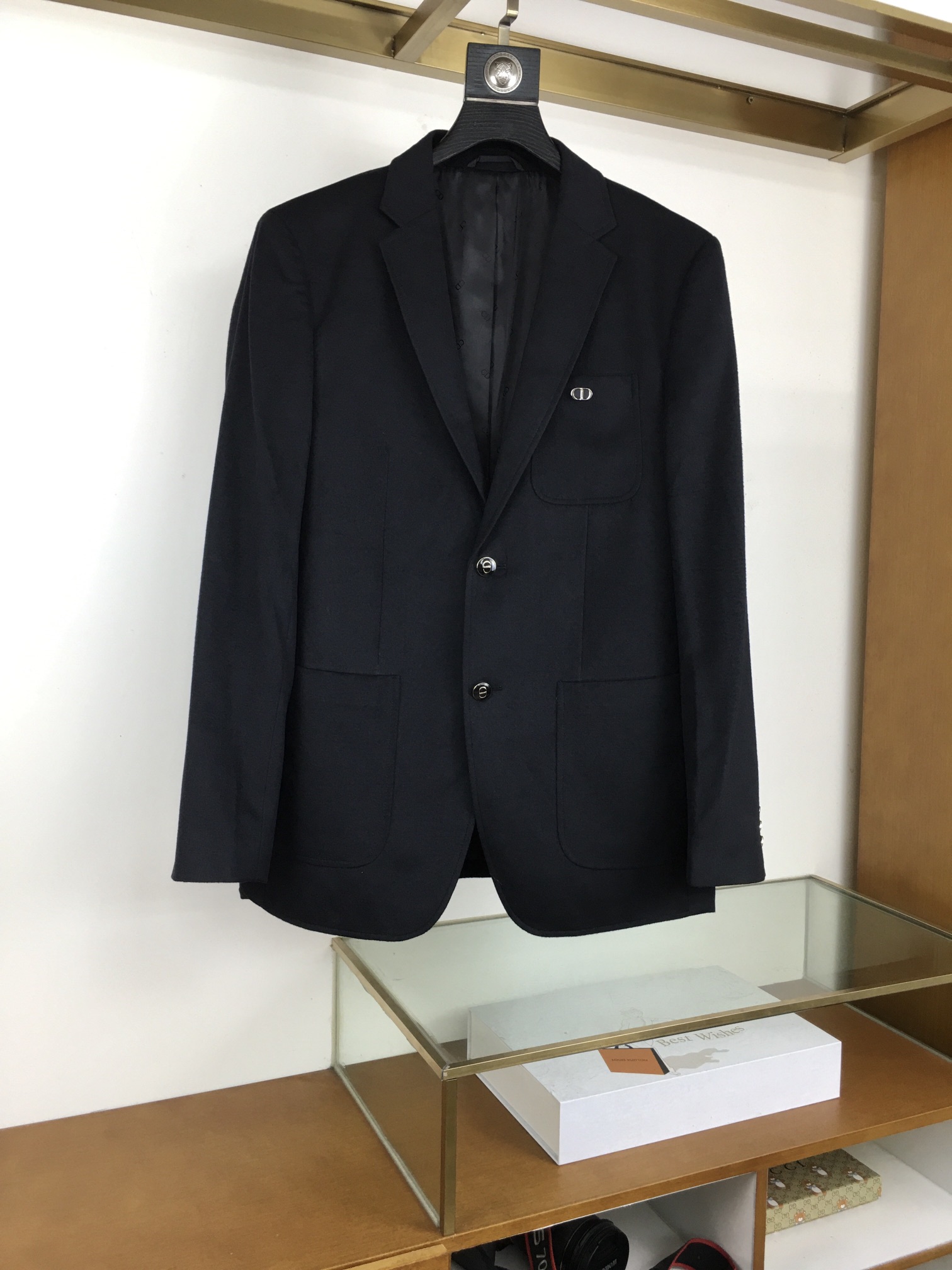 NO:624137,[New arrival single suit] [Dio..r] D's high-end product, men's fashion style wool single suit jacket! It adopts high-end ergonomics combined with three-dimensional tailoring to make it more comfortable to wear freely and show a straight figure. The fabrics are imported from VBC Vidal and Merino wool raw materials imported from Australia. The wool blended fabric feels soft, delicate and smooth, with clear texture, elegant luster, excellent wrinkle resistance and shape retention, high strength and elastic recovery ability, anti-wrinkle, no ironing, no lint, anti-static and anti-pilling functions. The buttons are made of metal buckles forged by cutting-edge electroplating alloy technology, with outstanding details and exquisite letters engraved on them, giving a sense of luxury. This exquisite fashion from Design Element D is made of high-quality, soft wool blends. The patch pocket design, the classic CD metal logo on the chest, is perfectly presented with exquisite three-dimensional metal craftsmanship, a new interpretation of Mr. D's cherished symbol. It is carefully made with VBC Vidal imported wool blend fabric for a comfortable fit; the interior is decorated with Oblique Yarn-dyed jacquard fabric, with metal buckle design, fashionable and age-reducing, quite exquisite close-up, the details are perfect, and the embellishment is very ingenious. It can be matched with various outfits to create exquisite looks and show fashion charm. The casual blazer is an indispensable item for every man. It is a high-quality and advanced blazer, vividly describing a new iteration in the history of advanced customization. The slim fit of this blazer defines the modern style, and the details are so perfect that it is perfect in terms of design, fabric, craftsmanship, details, and appearance! Paired with metal labels, it is fashionable and age-reducing. The upper body is full of temperament, elegant and capable, has both style and style, and is a casual blazer with excellent versatility and wearability! Color: black! Size 48-56, size 50, shoulder width 46, bust 104, sleeve length 62.5, dress length 71, dior, dior, jackets & coats, business suit, alexander wang19860909【新品单西】【Dio..r】 D家高端臻品,男士时装款羊毛单西外套！ 采用高端的人体工学结合立体裁剪的版型,使穿着自由运动更具舒适性,尽显笔挺身材. 面料甄选VBC维达来進口羊毛料,澳洲進口的美利奴羊毛原料,羊毛混纺面料手感柔软细腻爽滑,肌理清晰,具有典雅的光泽,抗皱性和保形性极好,具有较高的强度与弹性恢复能力,抗皱免烫、不粘毛、 抗静电和抗起球的功能. 纽扣采用顶尖电镀合金工艺锻造的金属扣,细节颇为出色,上面镌刻有精美字母,尽显奢侈感. 设计元素D家这款精致时装由品质上乘、质地柔软的羊毛混制成.贴袋款式设计,前胸经典CD金属标识,以精致的立体金属工艺完美呈现,全新演绎 D奥先生珍视的符号.采用VBC维达来进口羊毛混纺面料精心制作,舒适贴合；内里饰以 Oblique 色织提花面料,搭配金属扣设计,时尚且减龄,颇为精美的特写,细节完美如斯,点缀非常匠心.可与多样装扮搭配,打造精致造型,彰显时尚魅力. 休闲西装外套属于每个男人不可或缺的单品,一款上等且高级的西装外套,生动描述高级定制工艺历史中的新迭代.这款西装外套的修身版型定义了现代风格,细节完美如斯,无论从设计、面料、工艺、细节、品相方面都非常完美！搭配金属标时尚且减龄,上身满满的气质感,优雅且干练,型格兼具,百搭实穿性极好的一款休闲西装外套！ 颜色:黑色！ 尺码48-56 50码 肩宽46 胸围104 袖长62.5 衣长71,,dior,dior,jackets & coats,business suit,alexander wang,Men's clothing