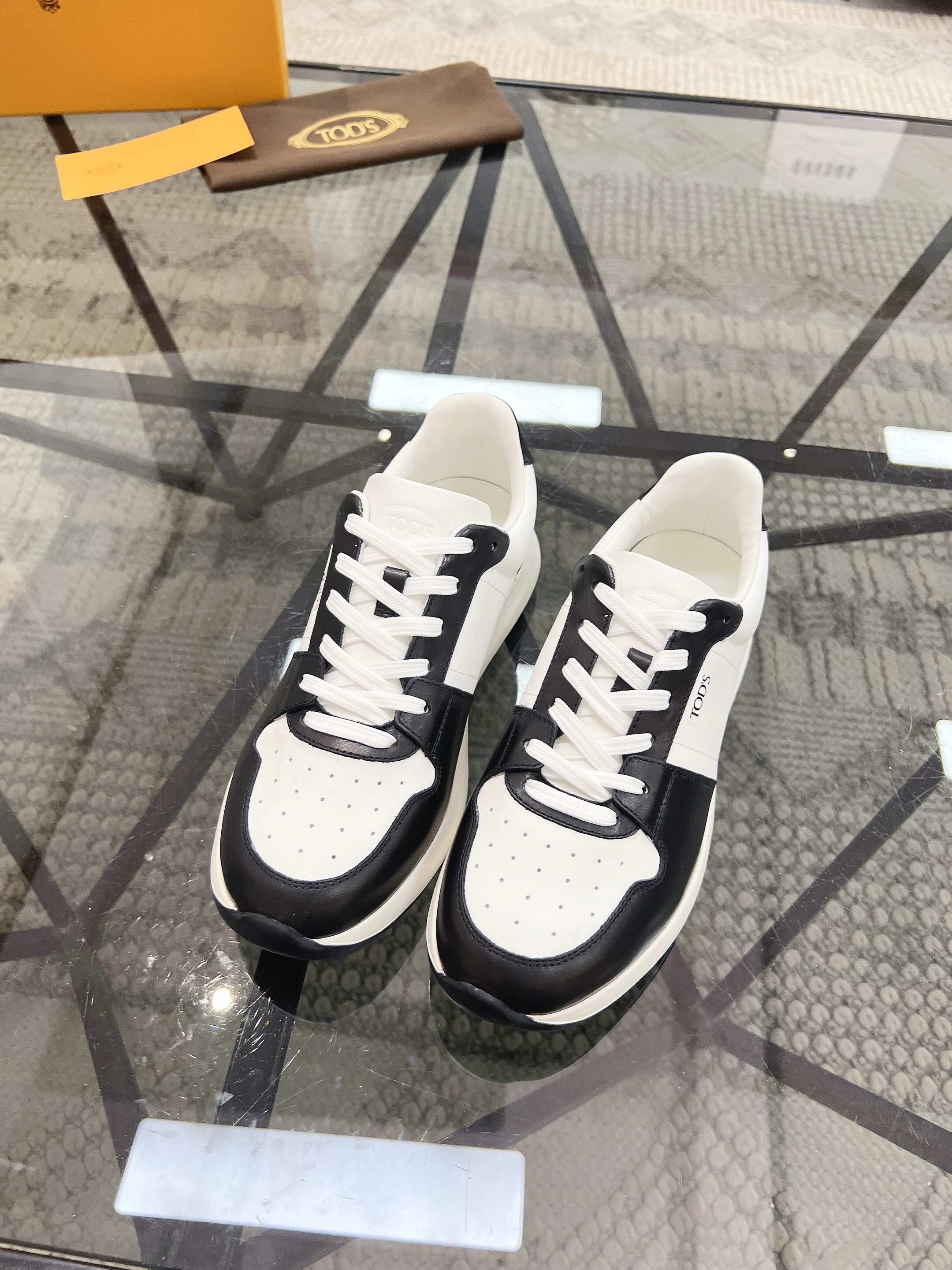 NO:221121,Brand TOD'S color original color matching 38-44 custom made 45 price Material Todds men's new style casual shoes Original single quality, top layer cowhide breathable cloth matching, breathable Comfort Cowhide inner cowhide feet, extremely strong leather texture original outsole Comfortable on foot Lightweight, TOD'S casual shoes, Tod's, cowhide19860909品牌TOD'S 颜色原版配色 码数38-44定做45 价格 材质托德斯男士 新款 休闲鞋 原单品质、采用头层牛皮拼接透气布面搭配、透气 舒适 牛皮内里牛皮垫脚、皮质感极强原版大底 上脚舒适 轻便,TOD'S 休闲鞋,Tod's,cowhide,Men's shoes