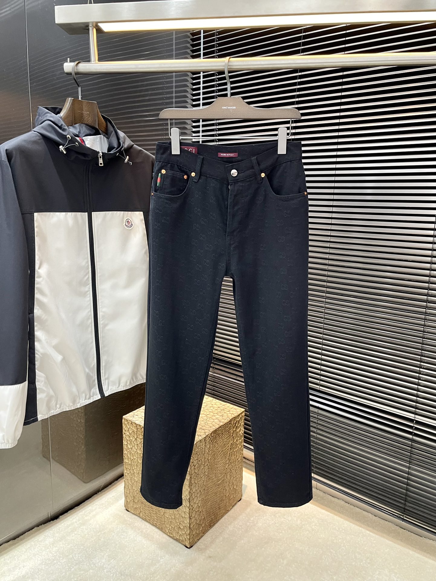 NO:121013,Gucci 2025 new GG jacquard tannin jeans, this style from linen-blend to nylon, GG patterns are reinvented with unique colors and fabric combinations. The regular jeans are crafted by GG jacquard tannin fabric, embellished with red and green webbing lifting details and Gucci Rosso Ancora red Naplak leather label, showing their unique charm. The same style as men and women, highly recommended!  Count 30 31 32 33 34 36, gucci,gucci,jeans,alexander wang19860909Gucci（古驰）2025新款GG提花丹宁牛仔裤,这款从亚麻混纺面料到尼龙材质,GG图案以别出心裁的色彩和织物组合焕新演绎.这款牛仔裤常规版型以GG提花丹宁面料匠心打造,缀饰红绿织带提环细节和Gucci Rosso Ancora红色Naplak皮革标签,尽显别致魅力.男女同款 强烈推荐！码数30 31 32 33 34 36,,gucci,gucci,jeans,alexander wang,Men's clothing