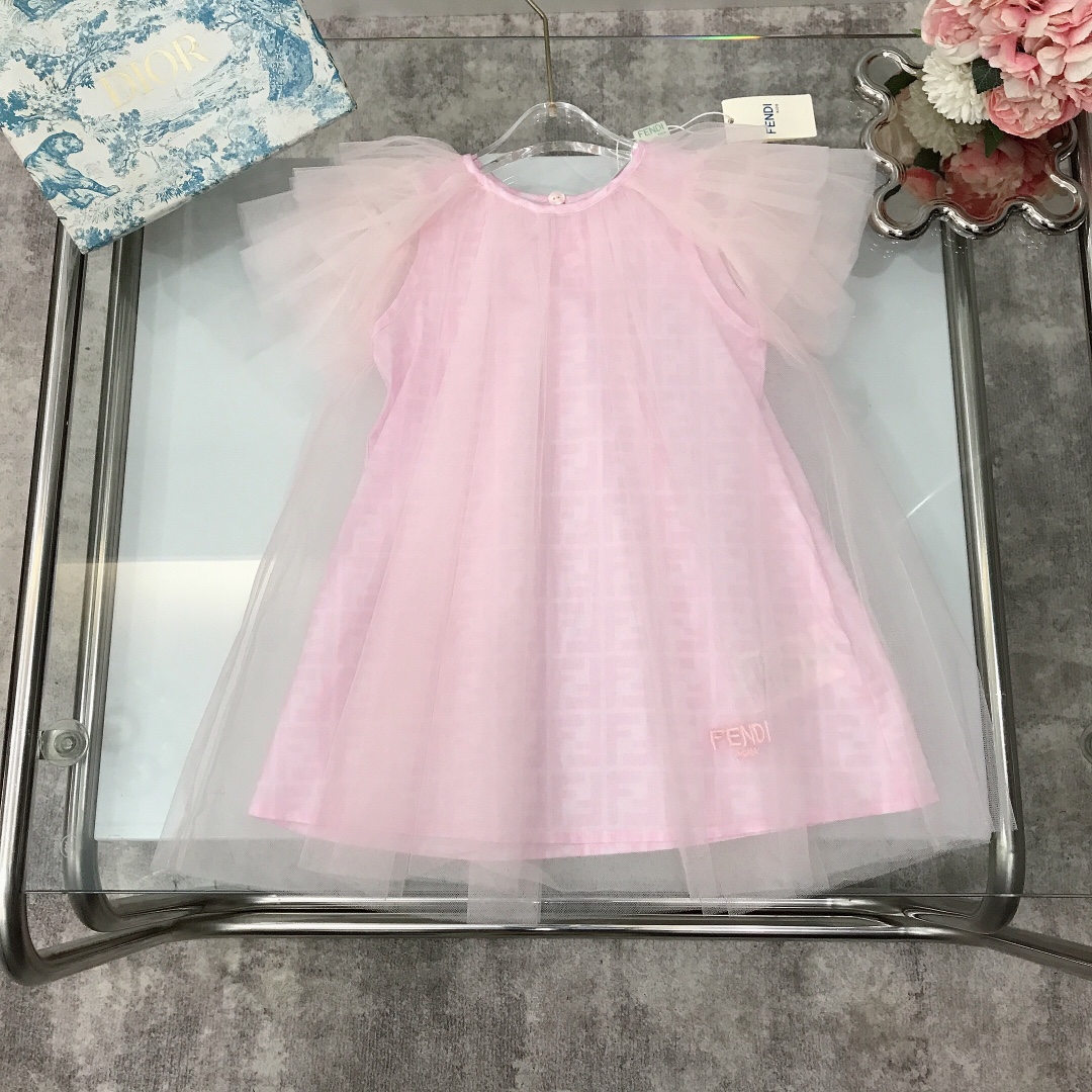 NO:210783,【Spot delivery】 FEND* round neck small flying sleeve design mesh skirt splicing eye-catching fashion letter logo mesh dress with small embroidery logo three-dimensional tailoring exquisite original single fabric high-quality simple and generous style The upper body is very beautiful, the style is superb color pink size--120-130-140-150【CM】 Counter packaging 70, clothes, fendi, skirts,19860909【现货发】  FEND* 圆领小飞袖设计网纱纱裙拼接 抢眼时尚字母logo网纱连衣裙搭配小刺绣logo标志立体剪裁 精致原单布料 高版本质量 简单大方款式 上身非常好看 版型超赞 颜色粉色 size--120-130-140-150【CM】  专柜包装70,衣服,fendi,skirts,,Children's