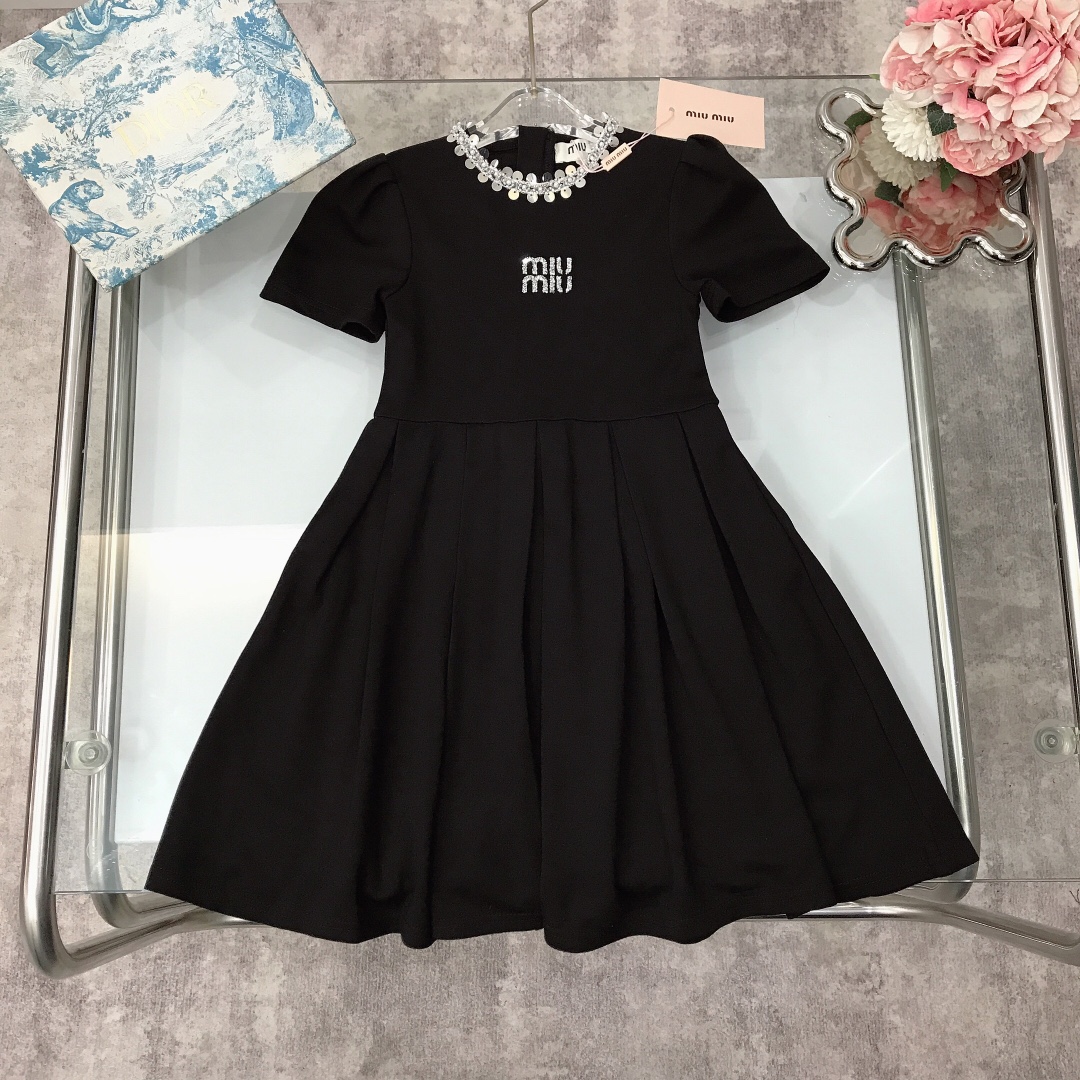 NO:210789,【Spot delivery】 MIUMIU round neck small embroidered dress eye-catching fashion embroidery logo dress with small sequin bead embroidery design exquisite embroidery on the chest, super drooping, three-dimensional tailoring, exquisite original single fabric, high version quality, simple and generous style, very good upper body, excellent style, excellent color, black size90---120-130-140-150【CM】 Counter packaging 70, clothes, miumiu, skirts,19860909【现货发】  MIUMIU 圆领小刺绣连衣裙 抢眼时尚刺绣logo连衣裙搭配领口小亮片珠子刺绣设计 胸前精致刺绣 垂感度超强 立体剪裁 精致原单布料 高版本质量 简单大方款式 上身非常好看 版型超赞 颜色黑色 size90---120-130-140-150【CM】  专柜包装70,衣服,miumiu,skirts,,Children's