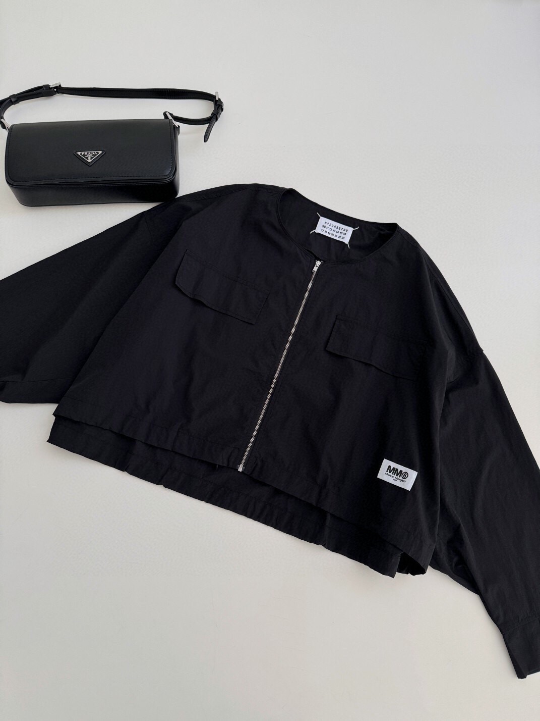 NO:311446,MM6 2025 New early spring short nylon jacket ~ casual work style is simple and versatile, exquisite and capable, and has commuting attributes. The simple round neck is soft on the face, and the right round neck neckline is comfortable to wear, and the single-piece paper person/layered on it will not look bloated!  The loose shoulder silhouette is loose but not fat, giving you more free space to enjoy, the shape is crisp, the upper body is handsome and elegant, very easy to manage!  SM, masion margiela, jackets & coats, jackets & coats, alexander wang19860909MM6 2025 早春新款 短款尼龙夹克外套～休闲工装风既简约百搭,又精致干练,兼具通勤属性.简洁圆领柔和脸部线条,恰到好处的圆领领口穿着舒适,单穿纸片人/叠穿不显臃肿！宽松落肩廓形,松而不肥,给予更多自由空间享受,造型挺括,上身是有空气感的帅气又佰搭,非常好打理！ 码数SM,,masion margiela,jackets & coats,jackets & coats,alexander wang,Women's clothing