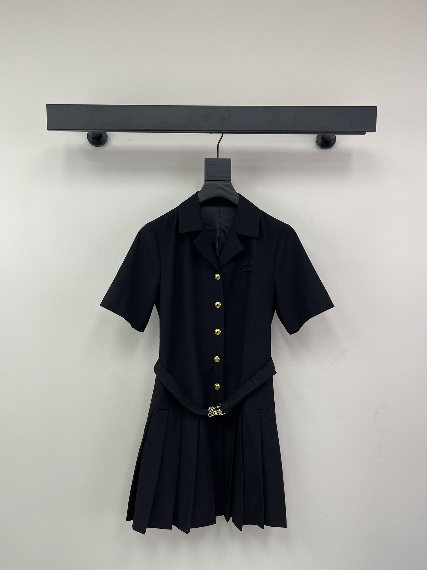 NO:309639,Miumi* 25 Spring and Summer New Belt Short Sleeve Lapel Dress!  Imported suit material, obvious texture, smooth texture, embellishment of letters on the chest, highlight the brand tone, match with half-plate button adjustment, add layered look, belt incorporates decorative adjustment design, highlight waist lines, pleated A-shaped waist-hugging style, slim temperament, surface accessories, lapel short-sleeved dress tailoring, fashionable and fashionable, daily commuting, date and leisure SML,,miumiu, skirts, T-shirt, business suit, alexander wang19860909Miumi* 25春夏新款 腰带短袖翻领连衣裙！进口西装材质 肌理明显 质感光泽垂顺 胸前字母徽标点缀 彰显品牌调性 搭配半襟纽扣调节 增添造型层次感 腰带融入装饰调节设计 凸显腰身线条 压褶A字收腰版型 修身气质 面辅料开发 翻领短袖连衣裙剪裁 时髦洋气 日常通勤约会休闲都 SML,,miumiu,skirts,T-shirt,business suit,alexander wang,Women's clothing