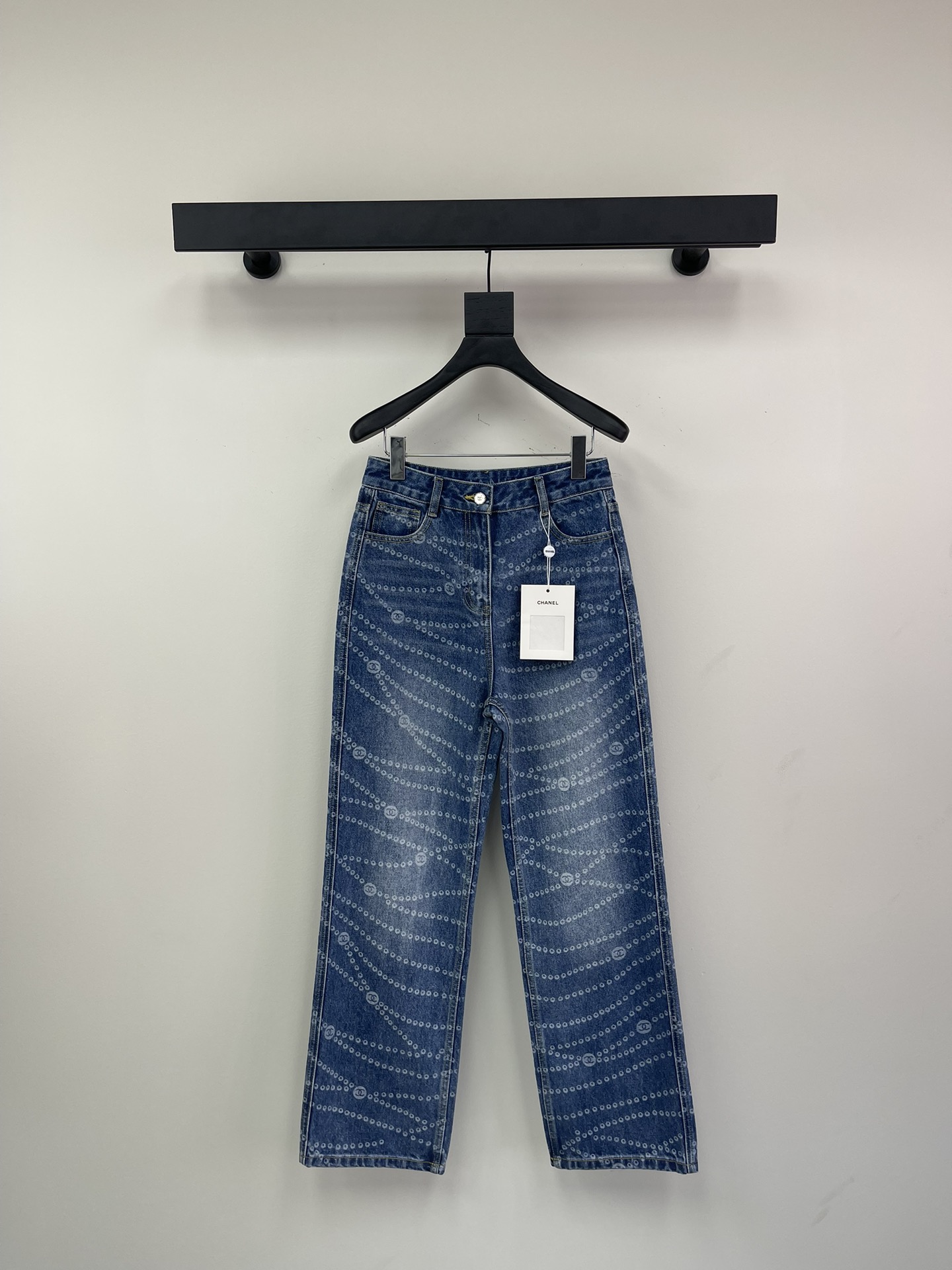 NO:309652,Chane*25 new Xiaoxiang double pocket chain printed jeans Customized high-number organic cotton denim soft and delicate texture Double pocket design Laser full-print chain craftsmanship fashionable and high-end tone White and rich beauty must-have item Slimming artifact is super beautiful on the upper body! The upper body of the pants is huge and slimming, and the workmanship quality depends on the details Size 36/38/40, Chanel, jeans, alexander wang19860909Chane*25新款小香双口袋链条印花牛仔裤 定制高织数有机纯棉牛仔 质感柔软细腻 双口袋设计 激光烧花满印链条工艺 时髦又高级的调调 白富美必入单品 显瘦神器上身超好看! 裤型上身巨显瘦 做工品质看细节 尺码36/38/40,,chanel,jeans,alexander wang,Women's clothing