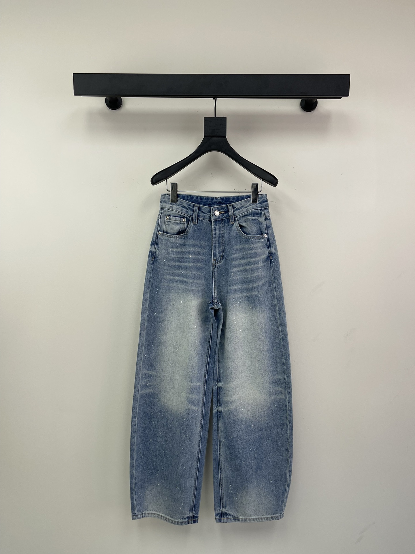 NO:309649,The same small sickle jeans for designers. This jeans are made of high-quality fabrics, craftsmanship and gradient color washing, and star-like inkjet. The crisp style is combined with a personalized design, and exclusive brand accessories are decorated to make you the most unique existence. Whether it is a trendy frontline or daily leisure, it can make your matching full of innovation. Create your exclusive style and show your personality. SML, jeans, alexander wang19860909设计师*女神同款小镰刀牛仔裤.这款牛仔裤选用优质面料,工艺渐变色洗水,点点星光般的喷墨 挺括的版型与个性的设计相结合,专属品牌配件装饰,让你成为最独特的存在.无论是潮流前线还是日常休闲,它都能让您的搭配充满新意.打造你的专属风格,尽情展现个性.SML,,jeans,alexander wang,Women's clothing