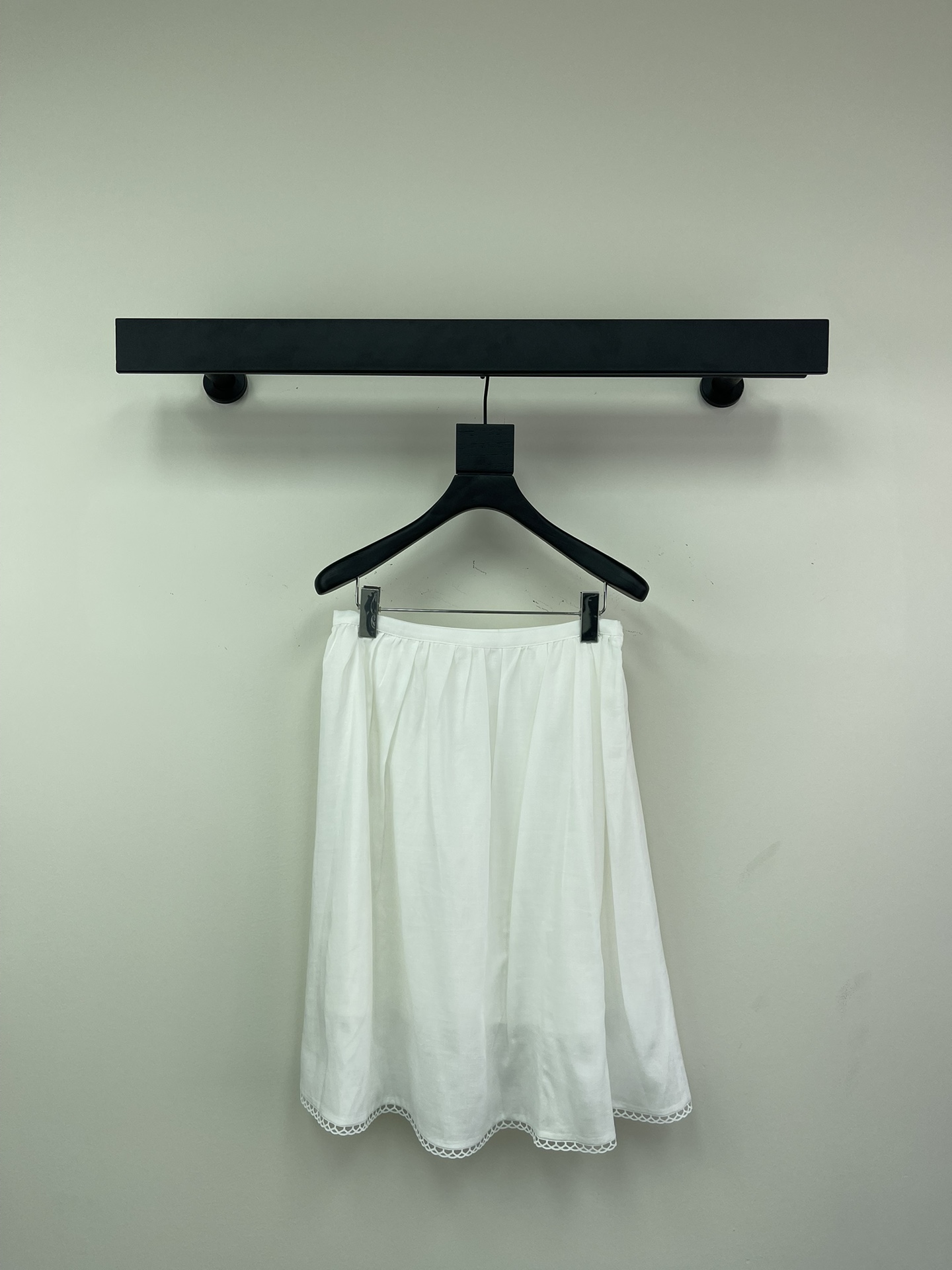 NO:309672,Miumi*25 new pure and sexy skirt, single series, a must-have for temperament goddesses, customized patch three-dimensional decoration, full of high-end feeling, classic tailoring, customized lace splicing, visual slimming, lengthening of body proportions, strength to cover flesh and make you look thin!  Eternal classics are absolutely not to be missed. It is fashionable in capital with any style. It is extremely practical and has a perfect score for comfort. Series SML,,miumiu, skirts,alexander wang19860909Miumi*25新款纯欲系半裙 爆单系列款 气质女神必入 订制贴布立体装饰 满满的高级感 经典剪裁 订制花边拼接 视觉显瘦显高 拉长身材比例 实力遮肉显瘦！永恒经典是绝对不可错过的 搭配任何风格都是大写的时髦 实穿度极高 舒适度满分 系列款 SML,,miumiu,skirts,alexander wang,Women's clothing