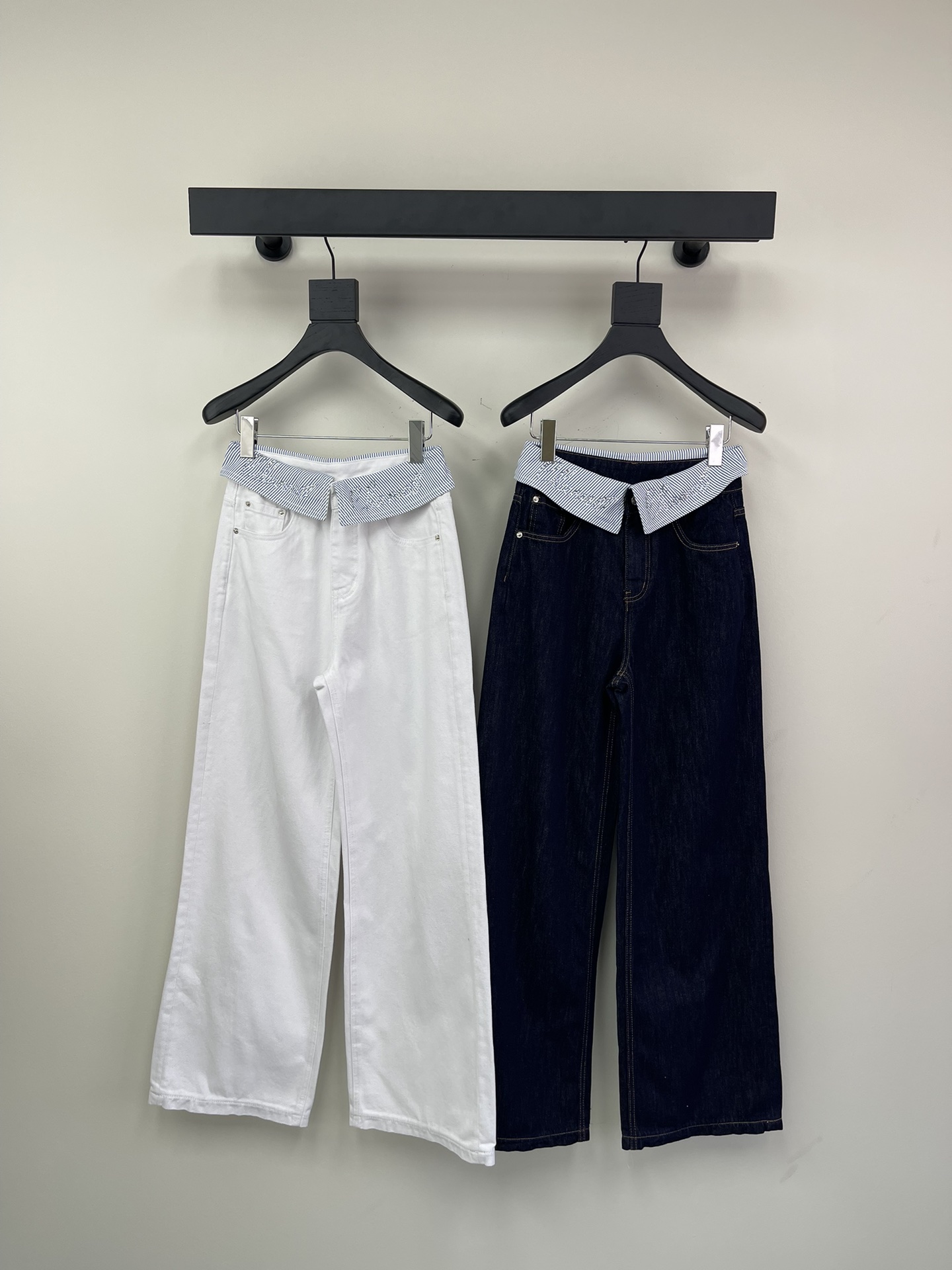 NO:309635,Chane's small fragrance straight-leg flip-on ironing jeans. It uses high-end custom fabrics, which make denim very comfortable to wear, regular design, good inclusiveness, contrasting letter webbing decoration adds visual charm, and the pattern of the pants will be very delicate, which is a very good fabric. Stretch denim has good moisture absorption and breathability, the cloth surface is soft and the feel is also very smooth, making it a favorite choice for everyone!  SM, chanel, jeans, alexander wang19860909Chane*小香直筒翻边烫钻牛仔裤.采用高端定制面料,牛仔穿起来非常舒适,常规设计,包容性好,撞色字母织带装饰 增添视觉魅力,而且裤子的纹路会非常细腻,是非常好的面料.弹力牛仔具有良好的吸湿性和透气性,布面光泽柔和,手感也非常细滑,成为众人最爱的选择！SM,,chanel,jeans,alexander wang,Women's clothing