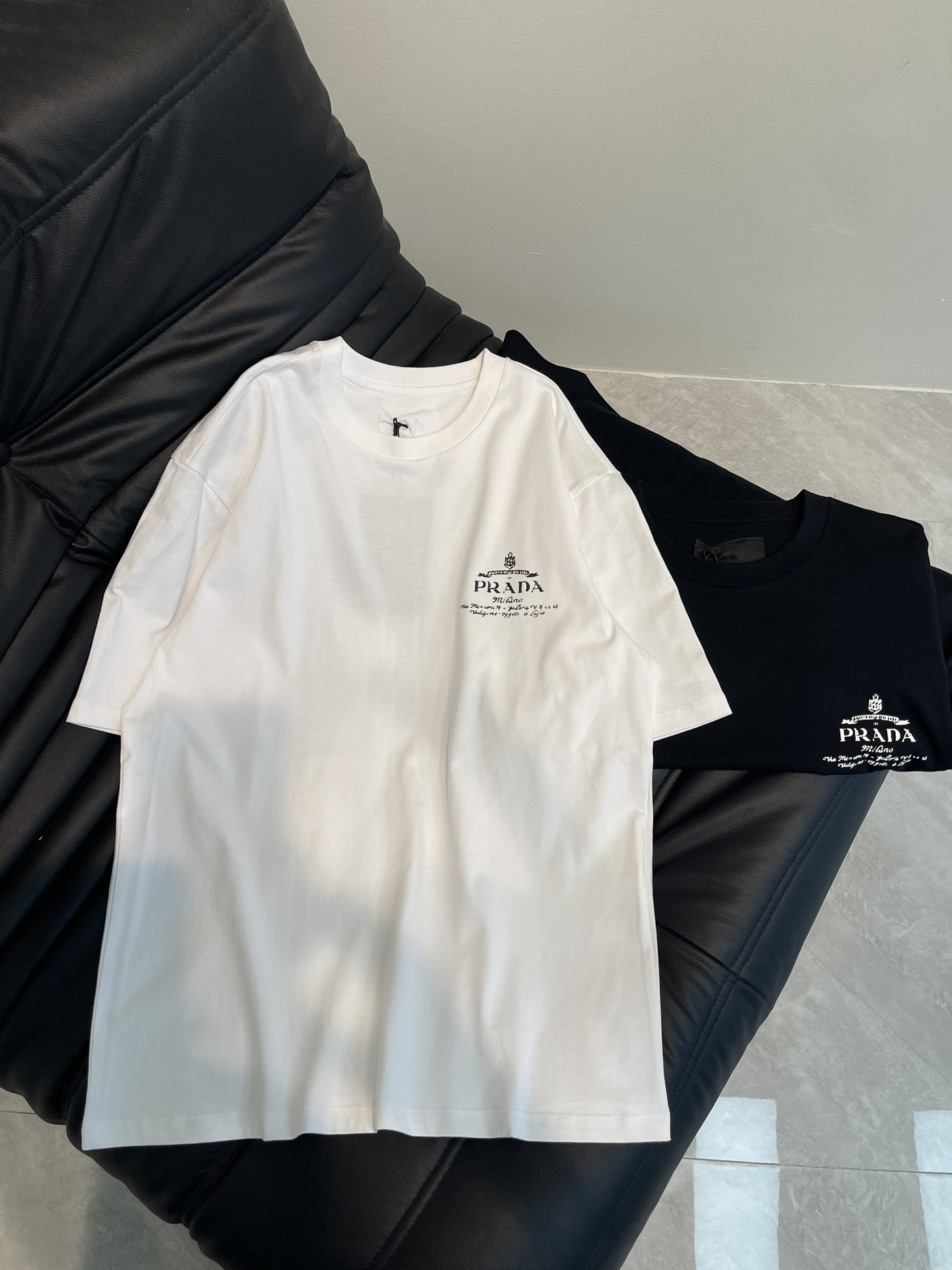 NO:309654,Prad*25 spring and summer new style, comfortable cotton round neck short-sleeved T-shirt, classic printed matching logo logo, straight cut style casual style, black and white colors, unselected men and women's styles, sizes S-XL, prada, T-shirt, tees, t-shirt, alexander wang19860909Prad*25春夏新款,舒适棉质圆领短袖T恤,经典印花搭配logo标识,直筒剪裁版型 休闲款式,黑白两色 不挑人穿的男女同款,尺码S-XL,,prada,T-shirt,tees，t-shirt,alexander wang,Women's clothing