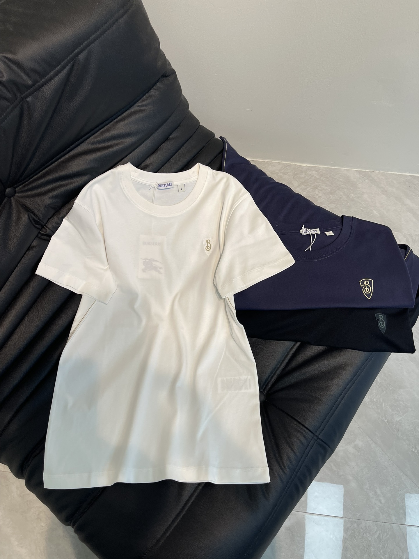 NO:309650,Burberr *25 spring and summer new style, knitted round neck cotton short-sleeved T-shirt, front chest shield shape brand logo embroidery, classic straight-tube model knitted ribbed collar, casual style, same style for men and women, size S-XL A,,burberry, T-shirt,tees, t-shirt,alexander wang19860909Burberr *25春夏新款,针织圆领棉布短袖T恤,前胸盾牌形状品牌logo刺绣,经典直筒版型号针织罗纹衣领,休闲款式,男女同款,尺码S-XL A,,burberry,T-shirt,tees，t-shirt,alexander wang,Women's clothing