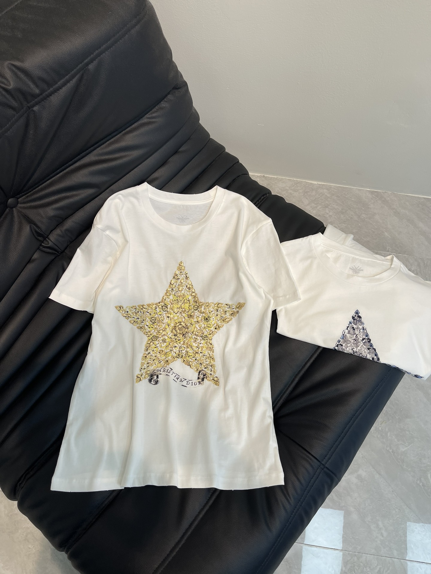 NO:310218,Dio* 25 Spring and Summer New Five-pointed Star Embroidered Printed Round Neck Short Sleeve T-shirt!  The refreshing and fashionable tee is so beautiful. The small round neck highlights the fashionable atmosphere. It is easy to match without picking the face and makes you look slimmer!  Such a T-shirt is a versatile item that everyone has!  Classic style closed eyes~SML, dior, T-shirt,tees, t-shirt,alexander wang19860909Dio* 25春夏新款 五角星刺绣印花圆领短袖T恤！清爽又时髦的tee也太好看啦 小圆领突出时髦氛围感 不挑脸型易搭更显瘦！这样的T恤就是人手一件的百搭单品！ 经典款闭眼入～现货发售SML,,dior,T-shirt,tees，t-shirt,alexander wang,Women's clothing