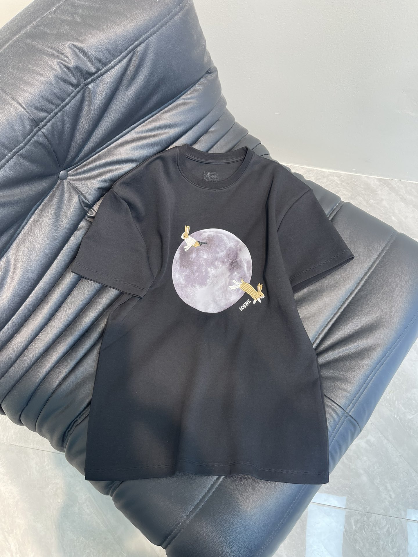 NO:310224,Loew*25 Spring and Summer New Sunna Co-branded Series, Bunny Embroidered Short-Sleeve T-shirt. Simple and Highlights, a must-have item for daily wear. It is a very easy-to-control loose silhouette, not picky about the figure, and strong inclusiveness. The right silhouette style, not picky about people and can make you look slim. It is recommended to wear a single base. S,,loewe, T-shirt,tees, t-shirt,alexander wang19860909Loew*25春夏新款Sunna联名系列,小兔子刺绣短袖T恤.简洁又富有亮点,日常穿搭必备单品 了.是很好驾驭的宽松廓形,不挑身材,包容性强.恰到好处的廓型版型,不挑人又可以显瘦,单穿打底都推荐.S,,loewe,T-shirt,tees，t-shirt,alexander wang,Women's clothing