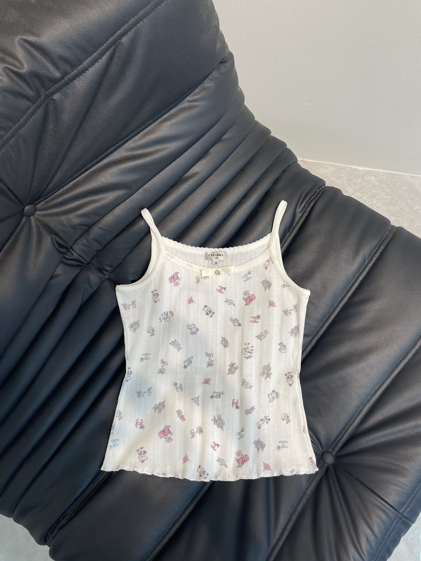 NO:310212,Chane*25 spring and summer new small fragrance vest Coco empty pure cotton suspender, white and rich beauty must be used as a magical tool!  Printed pattern age-reducing bow decorative slim fit style versatile and versatile body, super slim!  It looks super good when worn alone!  The pure cotton texture is super comfortable!  The round neck style looks huge and slim!  Simple, elegant and high-end!  Perfect workmanship quality depends on details.SML, chanel, alexander wang19860909Chane*25春夏新款小香背心 Coco缕空纯棉小吊带,白富美必入神器！印花图案减龄蝴蝶结装饰修身版型万能百搭上身超显瘦！单穿做内搭搭配都超级好看！形口纯棉质感超舒适！圆领版型上身巨显瘦！简约优雅又高级！完美做工品质看细节.SML,,chanel,alexander wang,Women's clothing