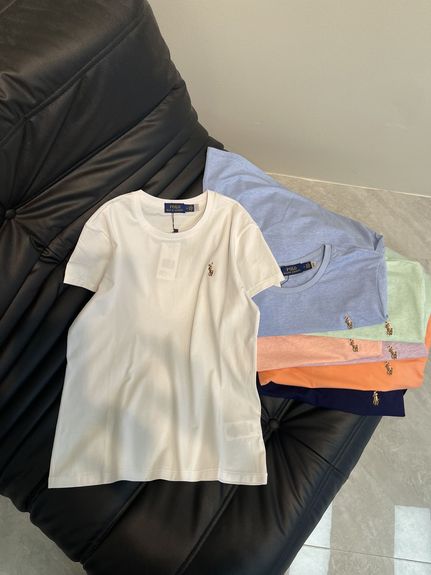 NO:309660,Ralph Laure* Polo25 spring and summer new embroidered logo short-sleeved T-shirt made of pure cotton Comfortable style Embroidered logo design Texture online Perfect details Handling The straight line is flat and delicate High quality √ High version √ Three-standard complete √ White Orange Pink Light Blue Green Orange Purple Navy Blue S-XL,,loro piano,T-shirt,tees,t-shirt,alexander wang19860909Ralph Laure*拉夫polo25春夏新款刺绣logo短袖T恤 采用纯棉材质 舒适的版型 刺绣logo设计 质感在线 完美细节处理 车工走线平整细腻 高品质√高版本√三标齐全√ 白色 橘粉色 浅蓝色 绿色 橙色 紫色 藏青色 S-XL,,loro piana,T-shirt,tees，t-shirt,alexander wang,Women's clothing