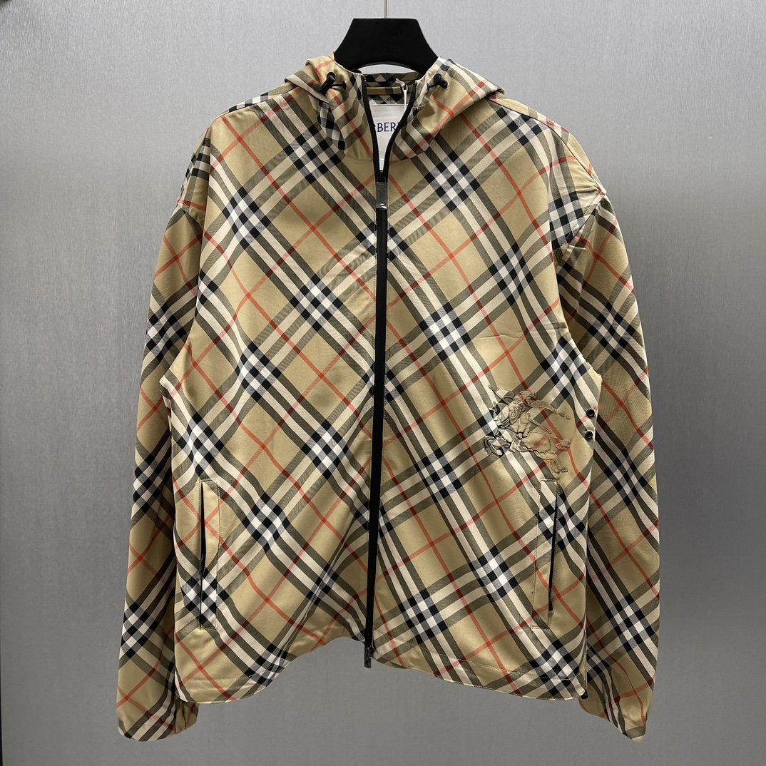 🧧BBR Chaqueta de sarga a cuadros Gris Albaricoque■ Talla: S-XL Descripción del producto Chaqueta ligera con capucha co…