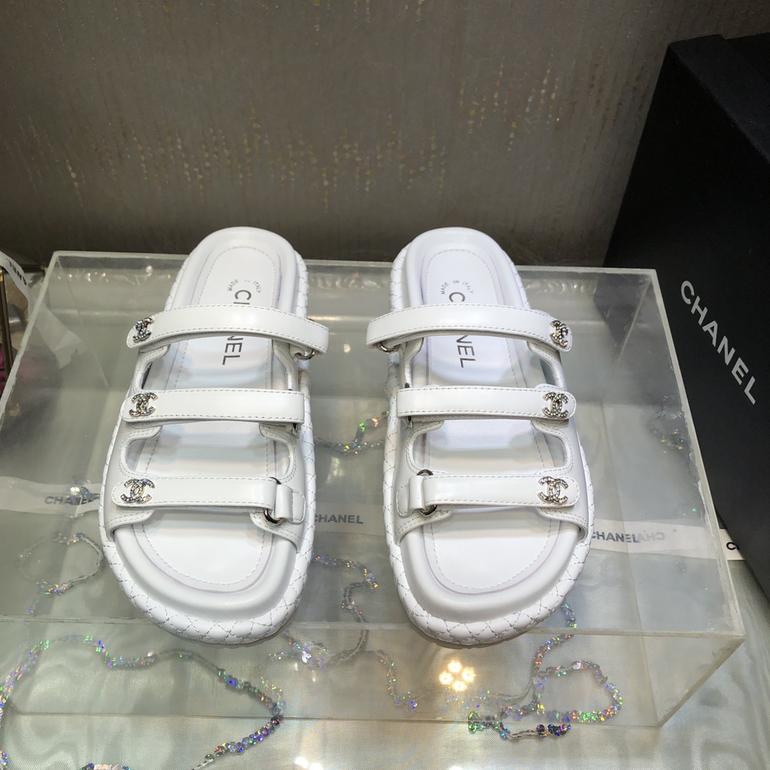 NO:241813,Top version of slippers * Xiaoxiang 2025ss Spring and Summer New Three-Belt Velcro Slippers. The latest molded sole series of diamond buckle thick-soled beach sandals is so beautiful!  All major internet celebrities are planting grass and yyds!  It is also very cool to wear with socks. Mixed-bred sheepskin on the upper, water-dyed sheepskin on the inner side, original molded sole, high water platform for sole 3.5cm, forefoot 2.5cm, size 35-39 [40.41 customization], slippers, sandals, sandals, slippers, sheepskin, socks19860909拖鞋顶级版本 * 小香2025ss春夏新品三带魔术贴拖鞋. 钻扣厚底沙滩凉鞋最新成型底系列美爆了！各大网红都在种草,上脚yyds ！配袜子穿也超飒 鞋面混种羊皮 内里水染羊皮 大底原版成型底 底高加水台3.5cm 前掌2.5cm 码数35-39【40.41定制】,拖鞋凉鞋,sandals,slippers,sheepskin,socks,Women's Shoes