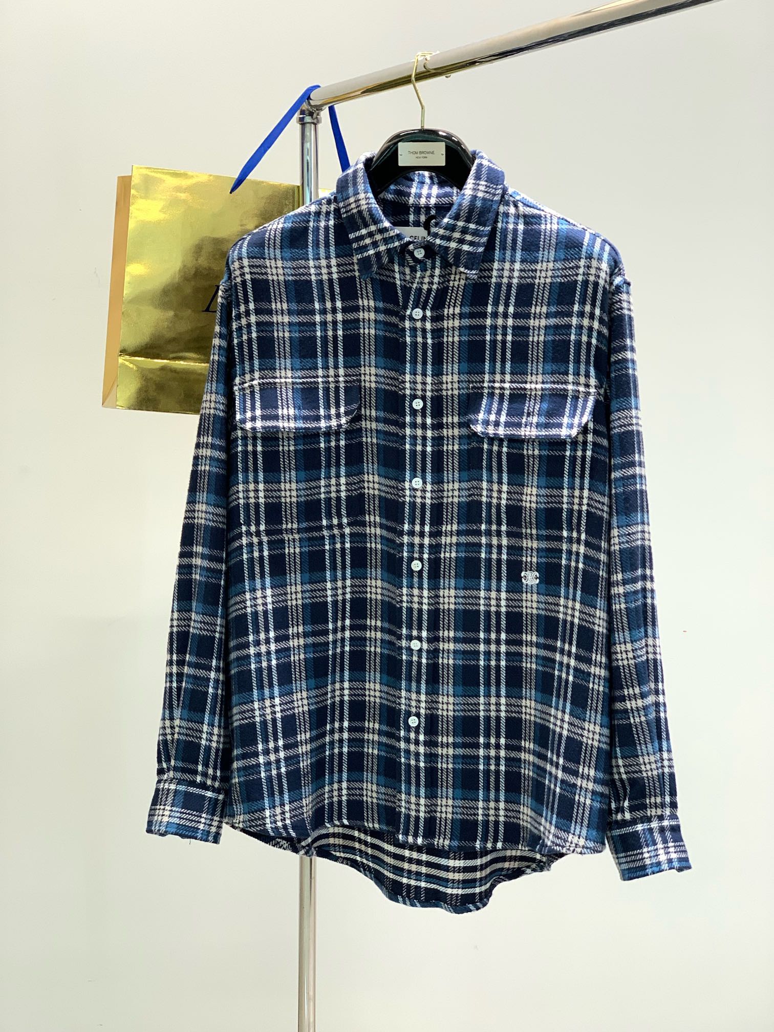 NO:121107,,Celine Celine, 2025 spring new product, special counters are available at the same time, original singles, fashionable and casual long-sleeved shirts, imported original fabric, top-grade embroidery craft letter pattern logo, consistently produced with high specifications, skin-friendly and breathable, ready-to-wear and clothing are very good, fashionable and handsome, three-standards are complete, S-XL, celine, shirts, alexander wang19860909,Celine 瑟琳,2025春季新品,专柜同步有售,原单狠货,时尚休闲长袖衬衫,采用进口原版面料,顶级刺绣工艺字母图案logo,一贯的高规格出品,亲肤透气,成衣包括质感都非常好,上身时尚帅气,三标齐全,码数S-XL,,celine,shirts,alexander wang,Men's clothing