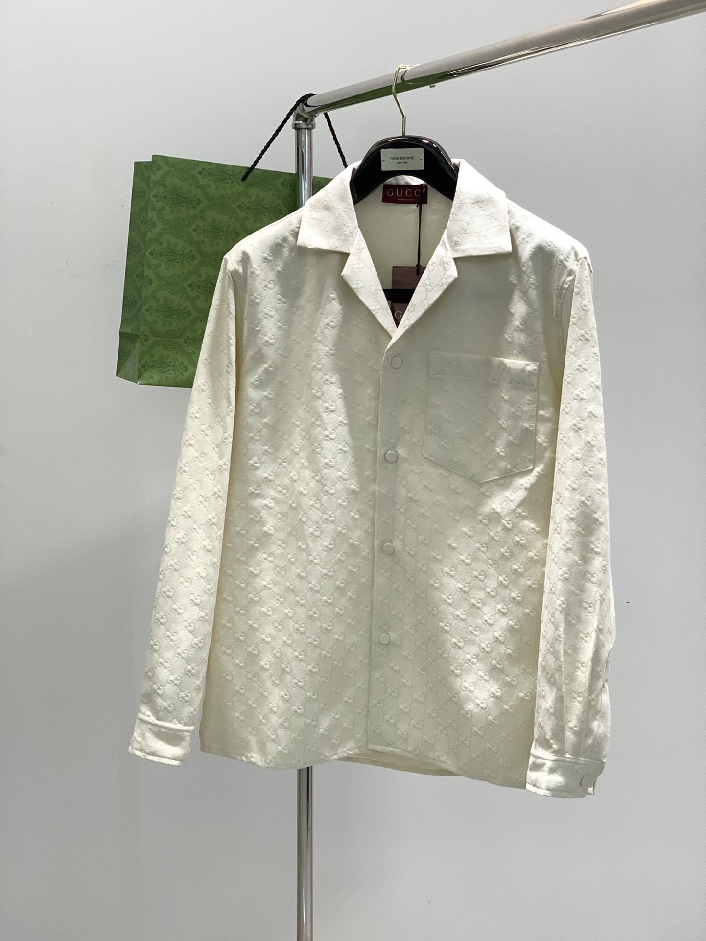 NO:121102,,Gucci, the latest model for spring 2025, available at the counter at the same time, original singles, fashionable and casual lapel jacket, very distinctive on the upper body!  Eye-catching and highlighted, imported original fabric, top-level jacquard craft letter pattern decorative logo, simple but not lacking in fashion, classic and atmospheric, comfortable and breathable, handsome and stylish on the upper body, 2 colors recommended, S-XL, gucci, gucci, jackets & coats, alexander wang19860909,Gucci 古驰,2025春季最新款,专柜同步有售,原单狠货,时尚休闲翻领外套,上身很有特点！吸睛而有亮点,进口原版面料,顶级提花工艺字母图案装饰Logo,简单而不失时尚,经典大气,舒适透气,上身帅气有型,2色推荐,码数S-XL,,gucci,gucci,jackets & coats,alexander wang,Men's clothing