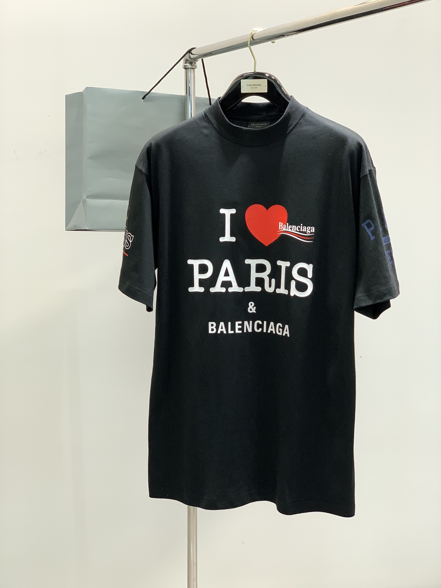 NO:121105,,Balenciaga Balenciaga, the latest summer model in 2025, the counter is available at the same time, original singles, hot fashion casual round neck short-sleeved T-shirt, imported original fabric, unique design, top-grade printing craft letter pattern decoration logo, simple and fashionable, handsome upper body, complete three standards, 2 colors recommended, code number S-XL,,balenciaga,balenciaga,T-shirt,tees,t-shirt,alexander wang19860909,Balenciaga 巴黎世家,2025夏季最新款,专柜同步有售,原单狠货,爆款时尚休闲圆领短袖T恤,进口原版面料,独特设计,顶级印花工艺字母图案装饰logo,简约时尚 ,上身帅气,三标齐全,2色推荐,码数S-XL,,balenciaga,balenciaga,T-shirt,tees，t-shirt,alexander wang,Men's clothing