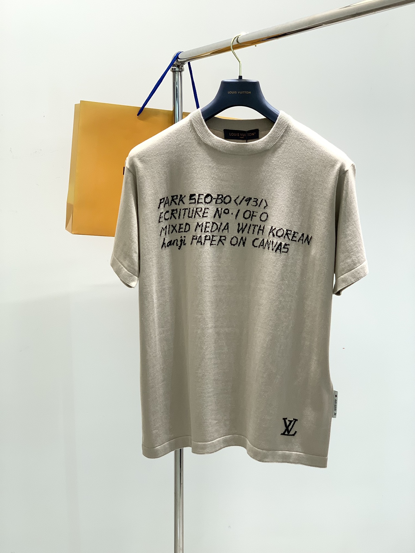 NO:121101,,LouisVuitton, the latest spring and summer 2025 model, available at the counter at the same time, original single product, fashionable and casual round neck knitted short-sleeved T-shirt, very distinctive on the upper body!  Eye-catching and highlighted, imported original fabric, top-grade embroidery craft letter pattern decorative logo, simple but not lacking in fashion, classic and atmospheric, comfortable and breathable, handsome and stylish on the upper body, S-XL,, louis vuitton, louis vuitton, T-shirt,tees, t-shirt,alexander wang19860909,LouisVuitton 路易威登,2025春夏最新款,专柜同步有售,原单狠货,时尚休闲圆领针织短袖T恤,上身很有特点！吸睛而有亮点,进口原版面料,顶级刺绣工艺字母图案装饰Logo,简单而不失时尚,经典大气,舒适透气,上身帅气有型,码数S-XL,,louis vuitton,louis vuitton,T-shirt,tees，t-shirt,alexander wang,Men's clothing