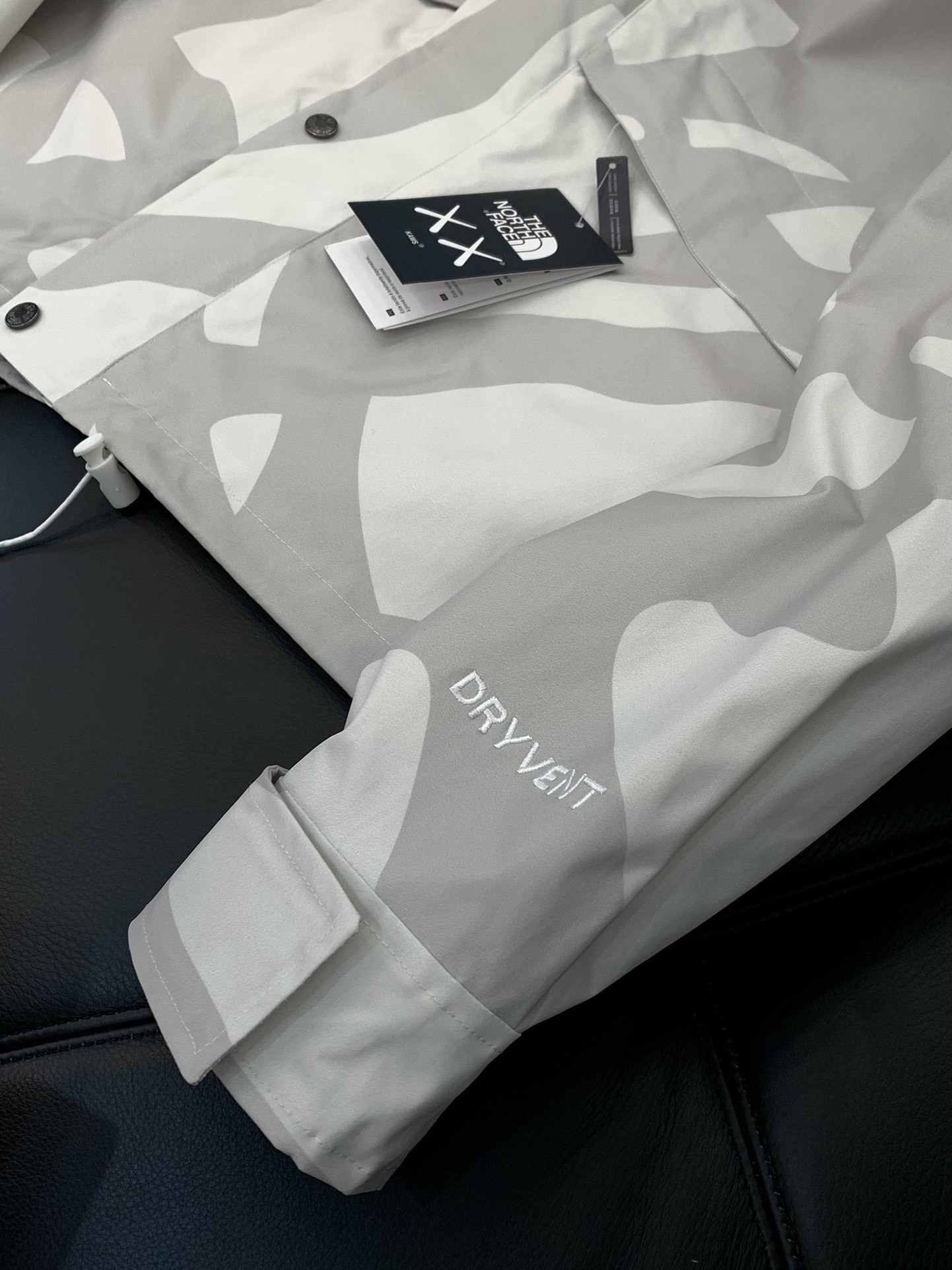 THE NORTH FACE x KAWS Hat: Waterproof, Durable, Outdoor Commuter Satisfaction. - 图片 6