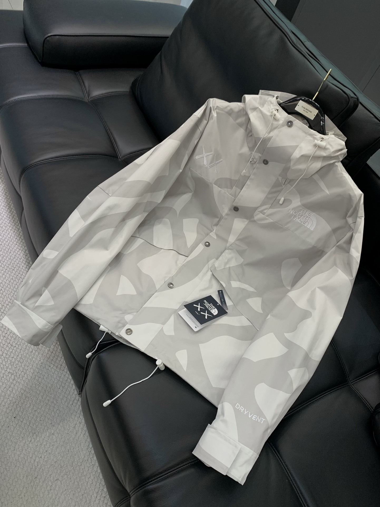 THE NORTH FACE x KAWS Hat: Waterproof, Durable, Outdoor Commuter Satisfaction. - 图片 3